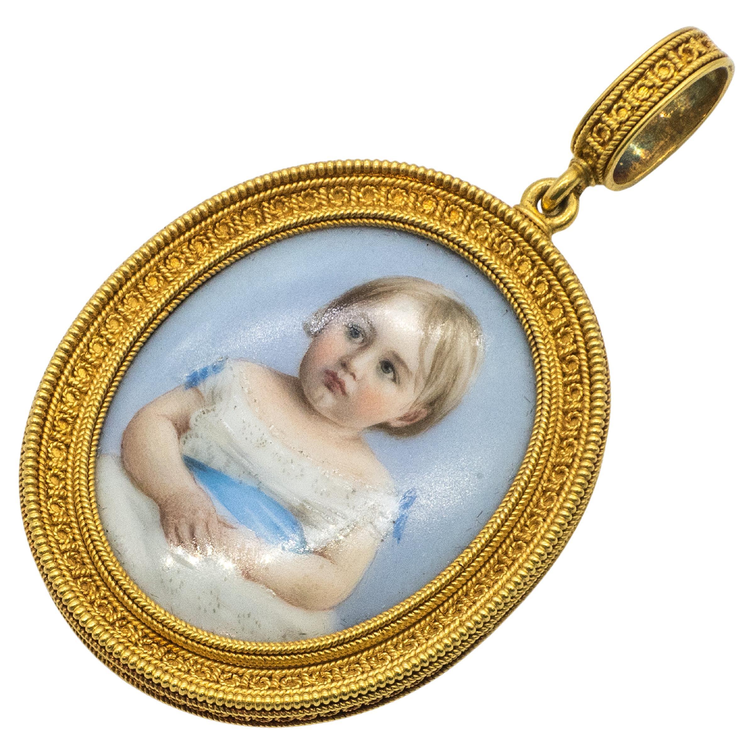 Rare pendentif pendentif portrait en or jaune 1870 néo-étrusque avec un portrait d'enfant monture et attache en or jaune 18K détails de granulation et de perlage tissu bleu à l'intérieur du médaillon.

Mesures approximatives :
Avec l'attache ~ 38,3