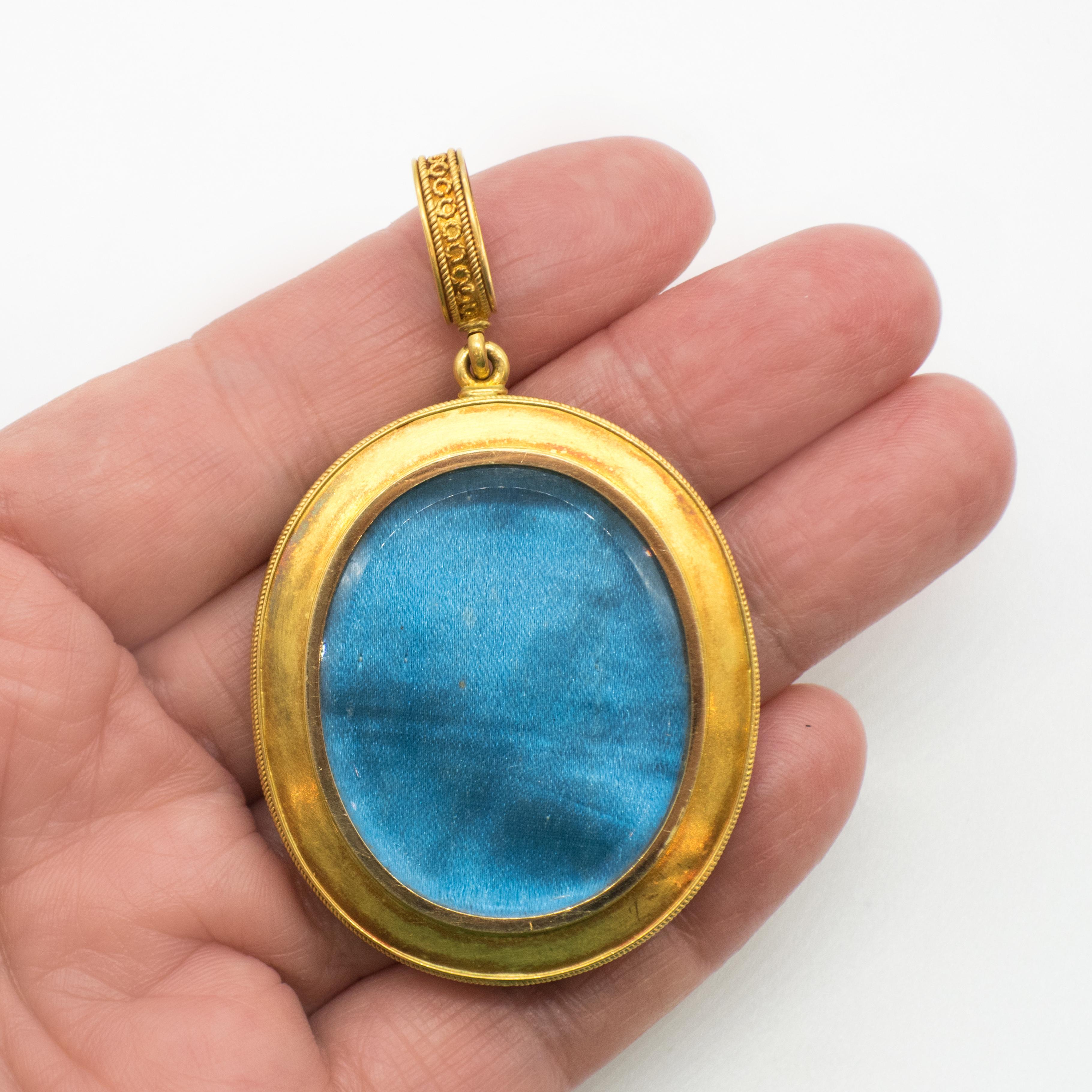 Pendentif en émail avec portrait, 19e siècle, Revive étrusque en vente 1