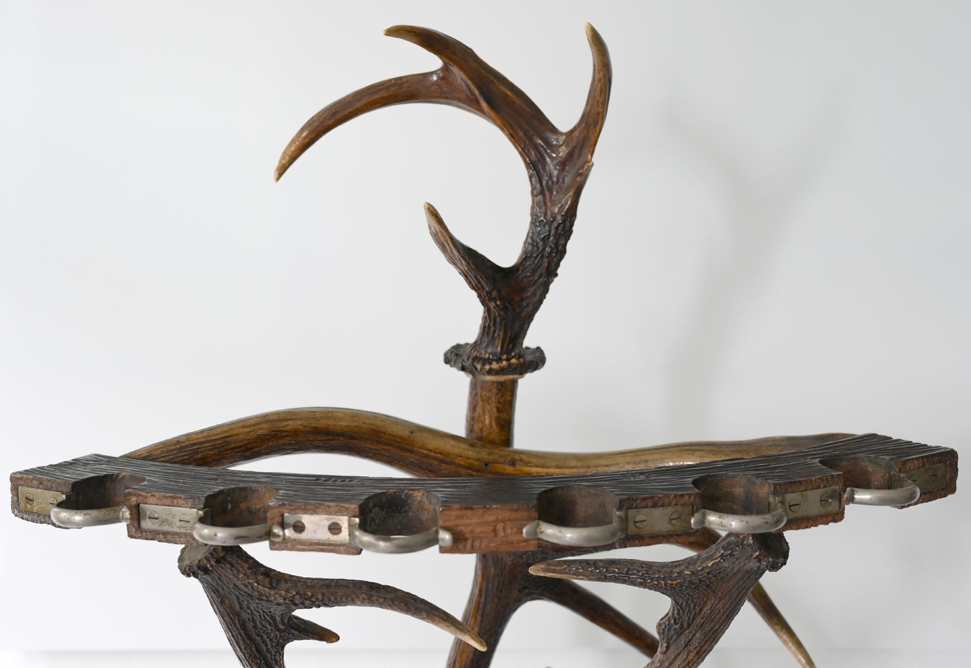 19ème siècle:: Européen:: Support de fusil en bois de cerf:: brun:: bois en vente 5