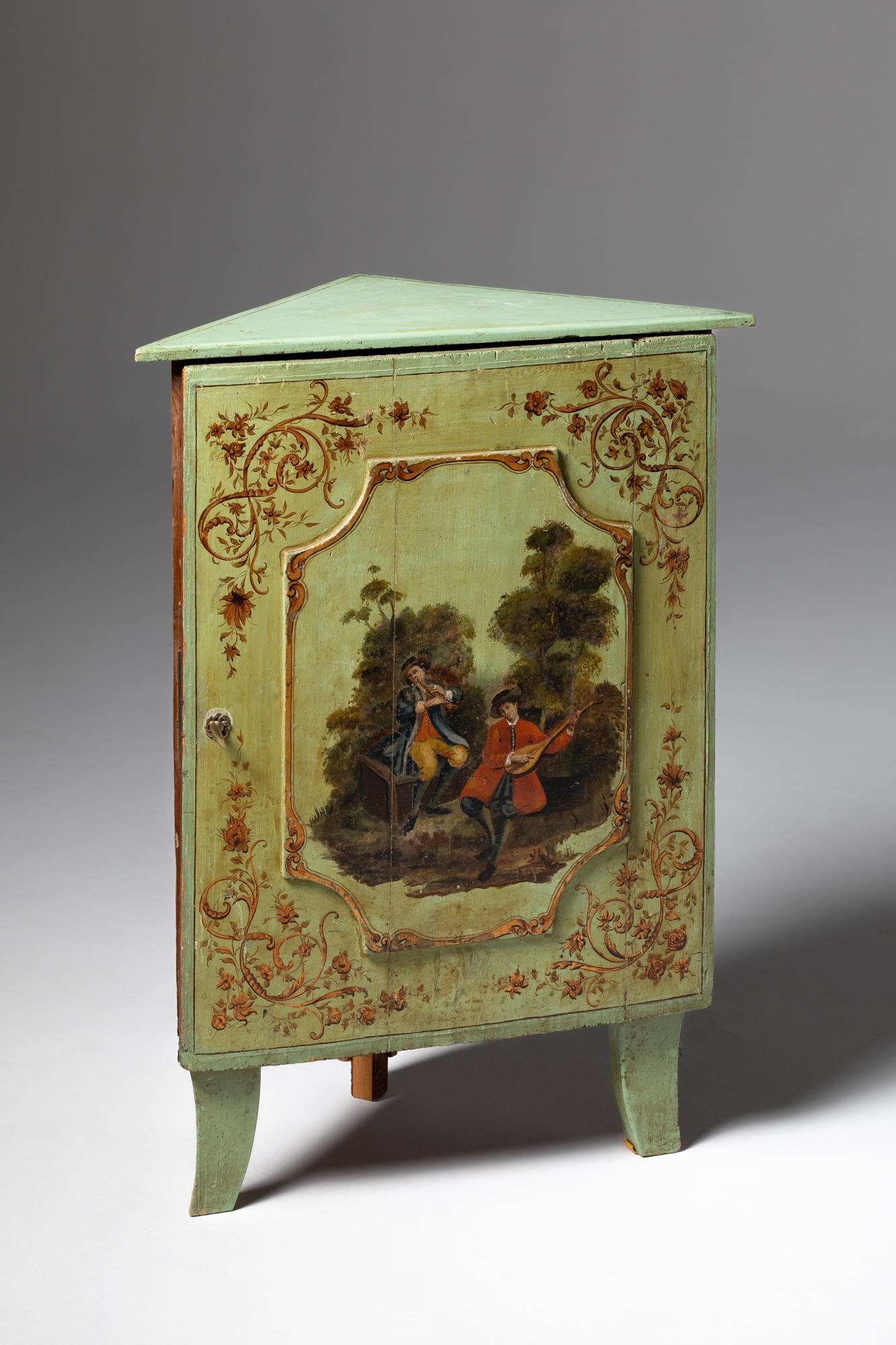 Un mobile ad angolo europeo del XIX secolo, realizzato in legno dipinto, incarna il fascino e l'eleganza dei mobili antichi di questo periodo. Questo pezzo in particolare è caratterizzato da un'intricata lavorazione artigianale e il suo elemento più