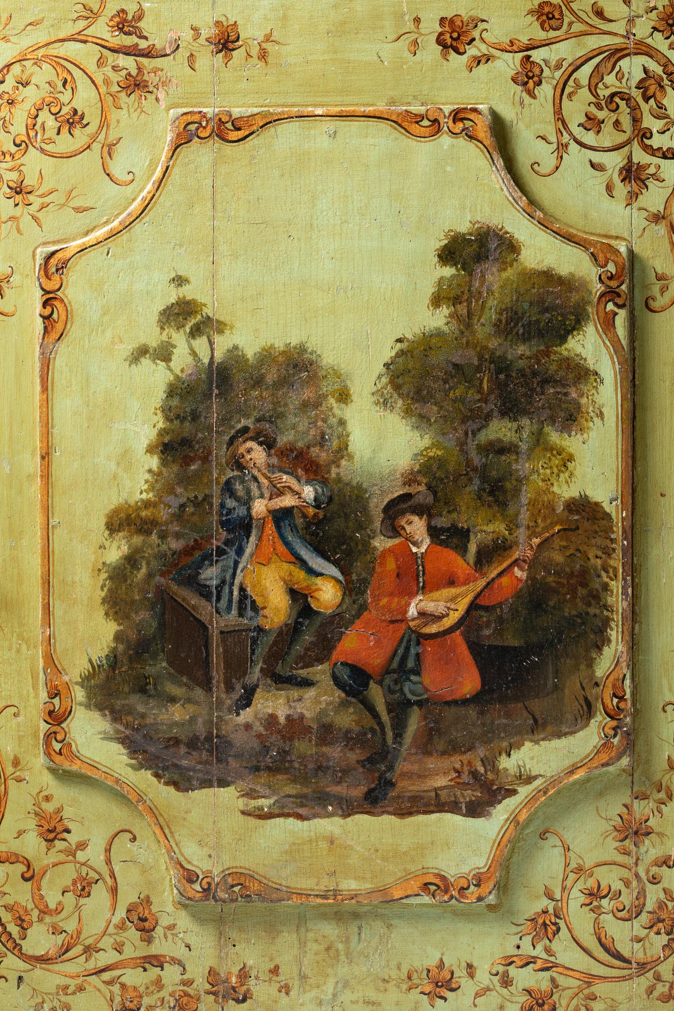 Europeo Armadi ad angolo europei del XIX secolo in legno dipinto raffiguranti musicisti in vendita