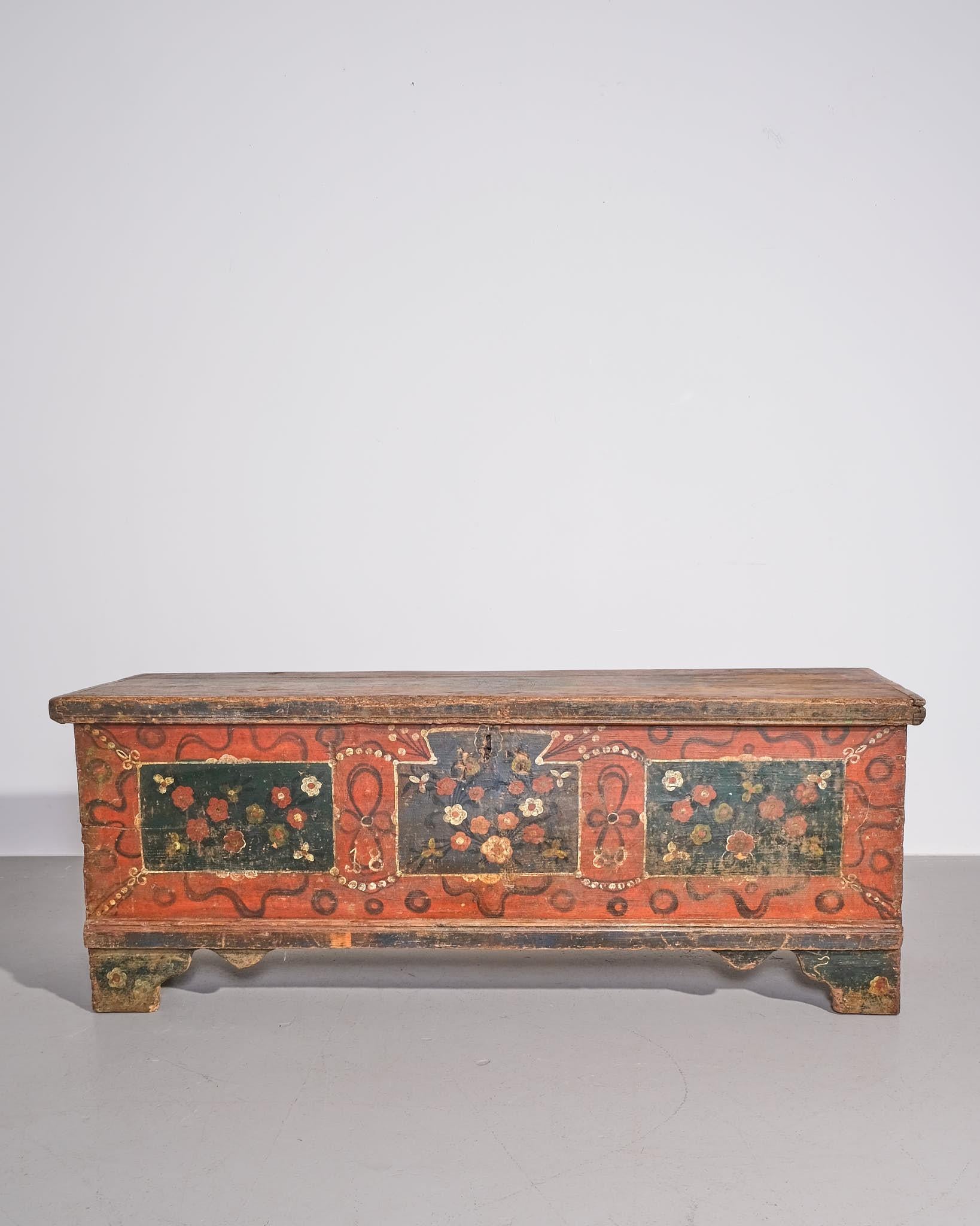 Una cassapanca in legno di quercia splendidamente conservata e dipinta a mano, datata 1880, proveniente dall'Europa del XIX secolo: un esempio straordinario di arte popolare regionale dell'epoca. Il pezzo è caratterizzato da un profilo generoso e