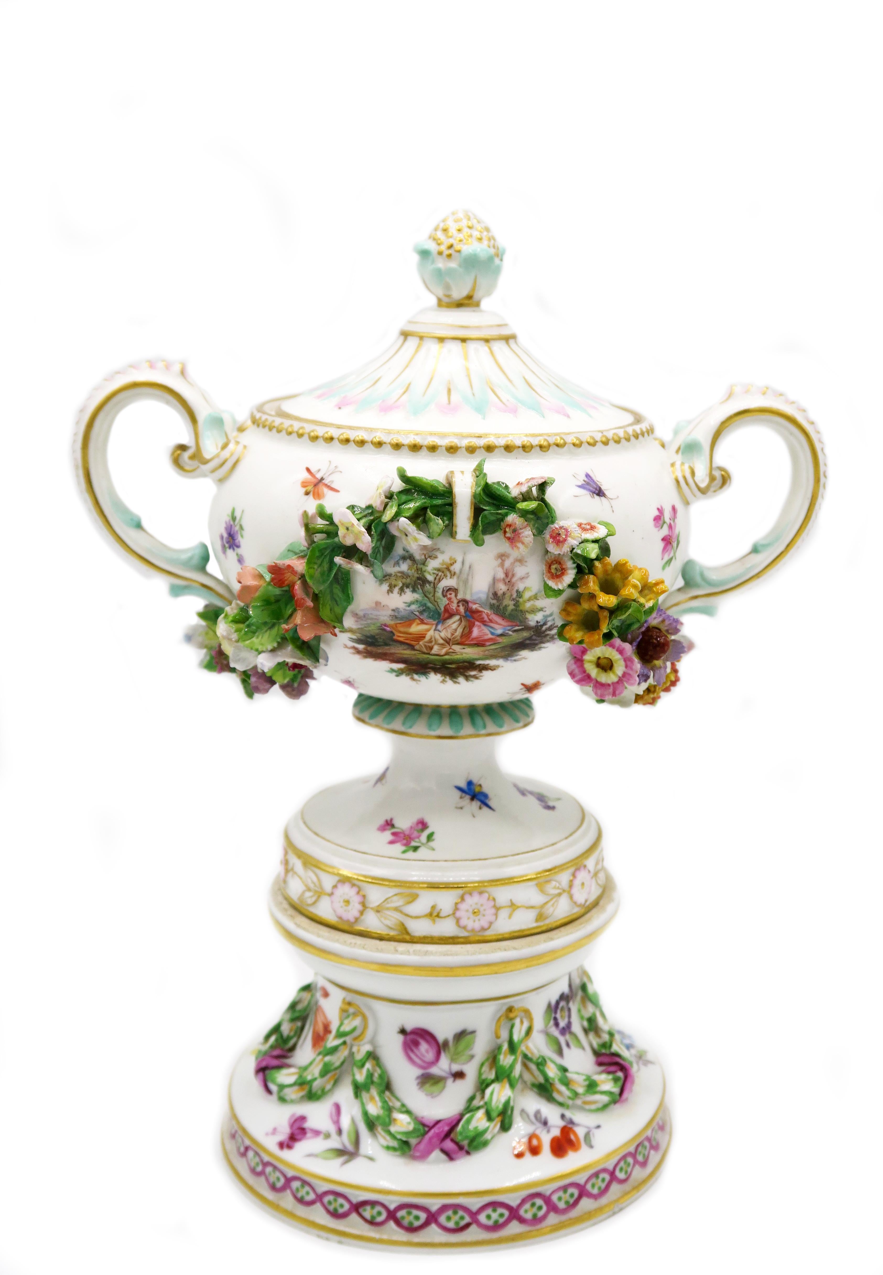 19th Century European Hand Painted White Meissen Porcelain Vase on Pedestal In Good Condition For Sale In Remshalden-Grunbach, DE