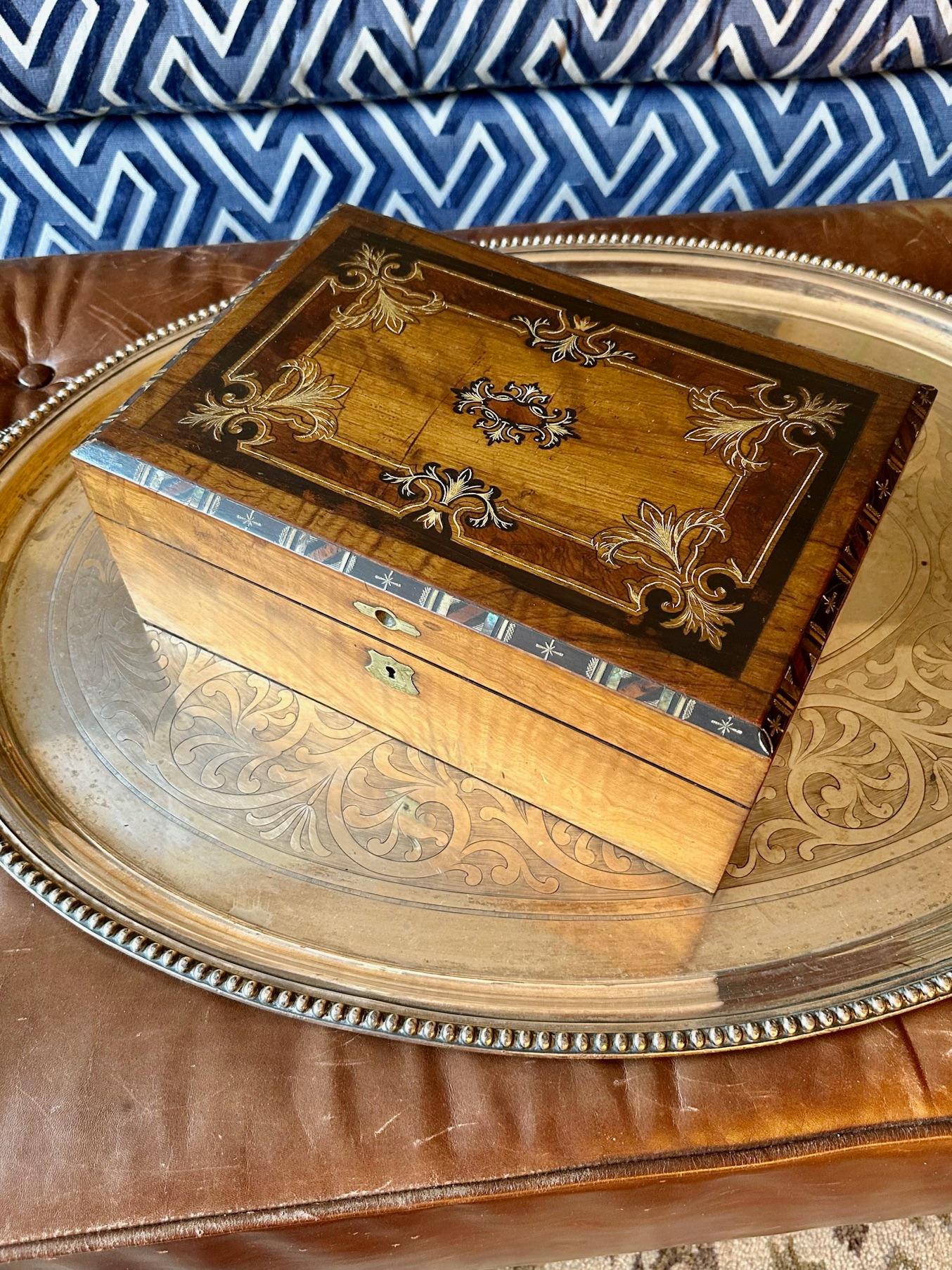 Nous vous proposons une exquise boîte de bureau européenne du 19e siècle avec incrustation d'abalone et de bois. Écusson en laiton et doublure en velours de feutre. La clé d'origine n'est pas incluse. 
