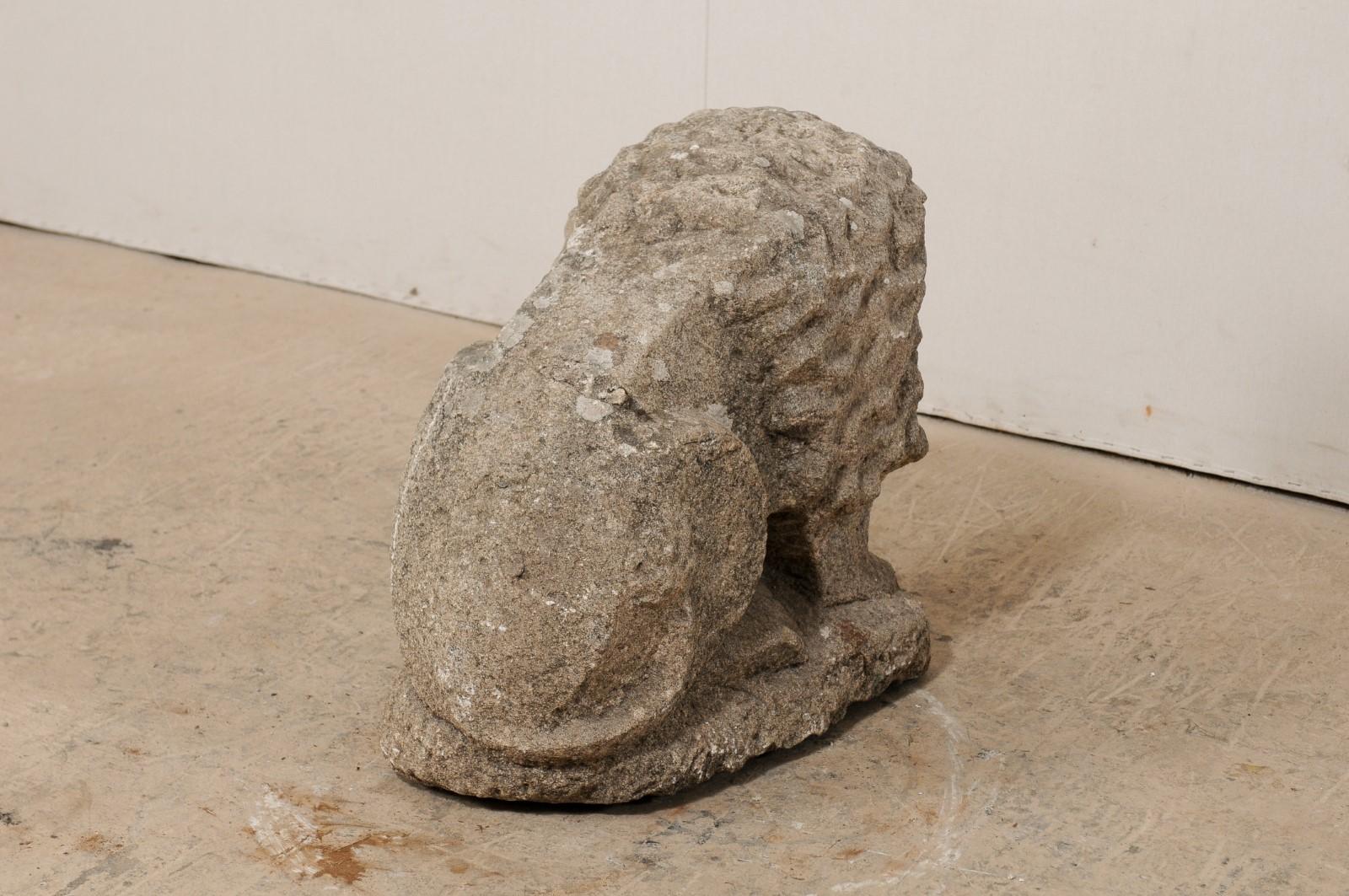 Lion européen du 19ème siècle en pierre sculptée à la main Bon état - En vente à Atlanta, GA