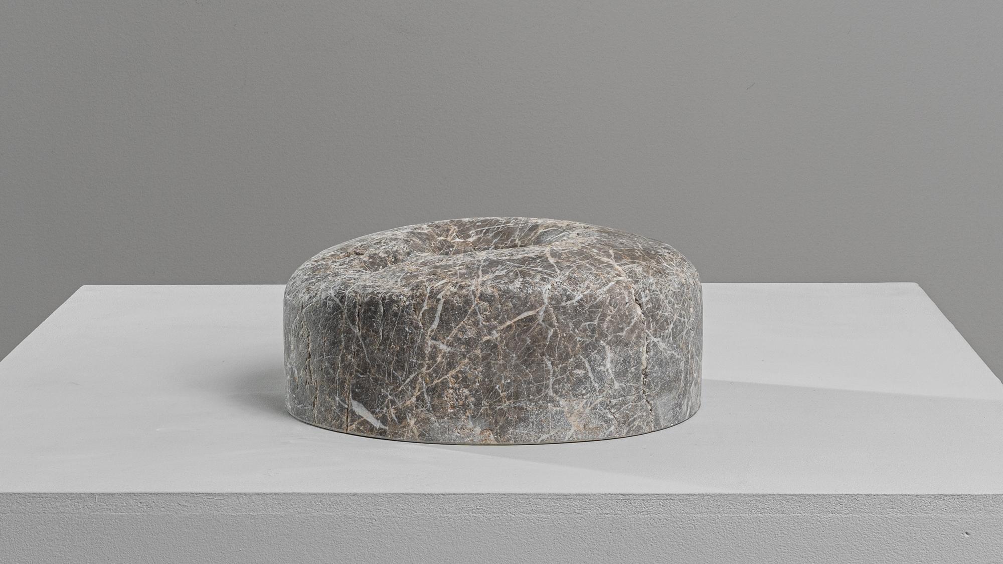 Questo splendido mortaio in marmo europeo del XIX secolo è una vera e propria reliquia della storia culinaria, ora pronta a diventare un sofisticato elemento decorativo per la tua casa. Ricavato da un solido pezzo di marmo, questo mortaio presenta