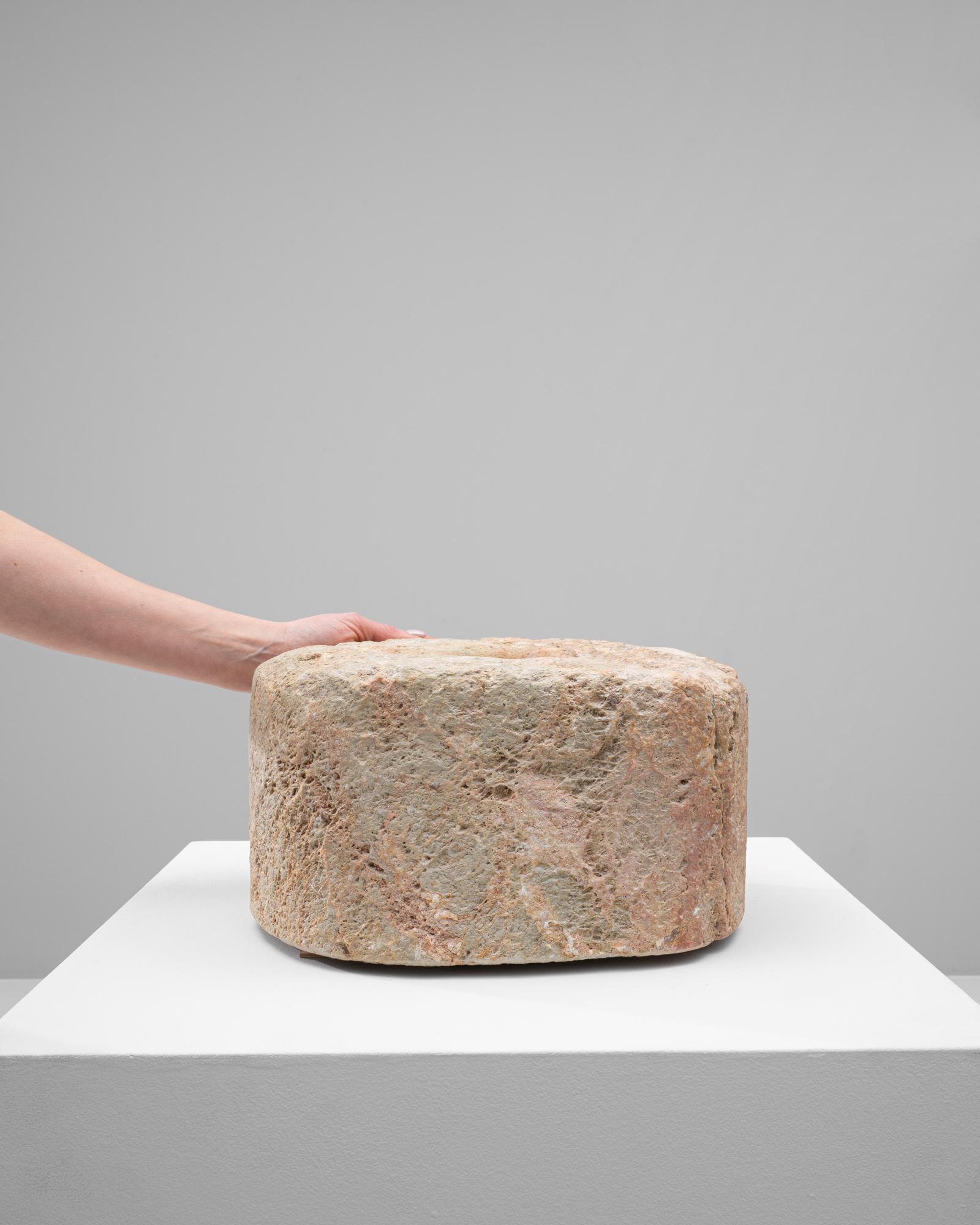Questo splendido mortaio in marmo europeo del XIX secolo è una vera e propria reliquia della storia culinaria, ora pronta a diventare un sofisticato elemento decorativo per la tua casa. Ricavato da un solido pezzo di marmo, questo mortaio presenta