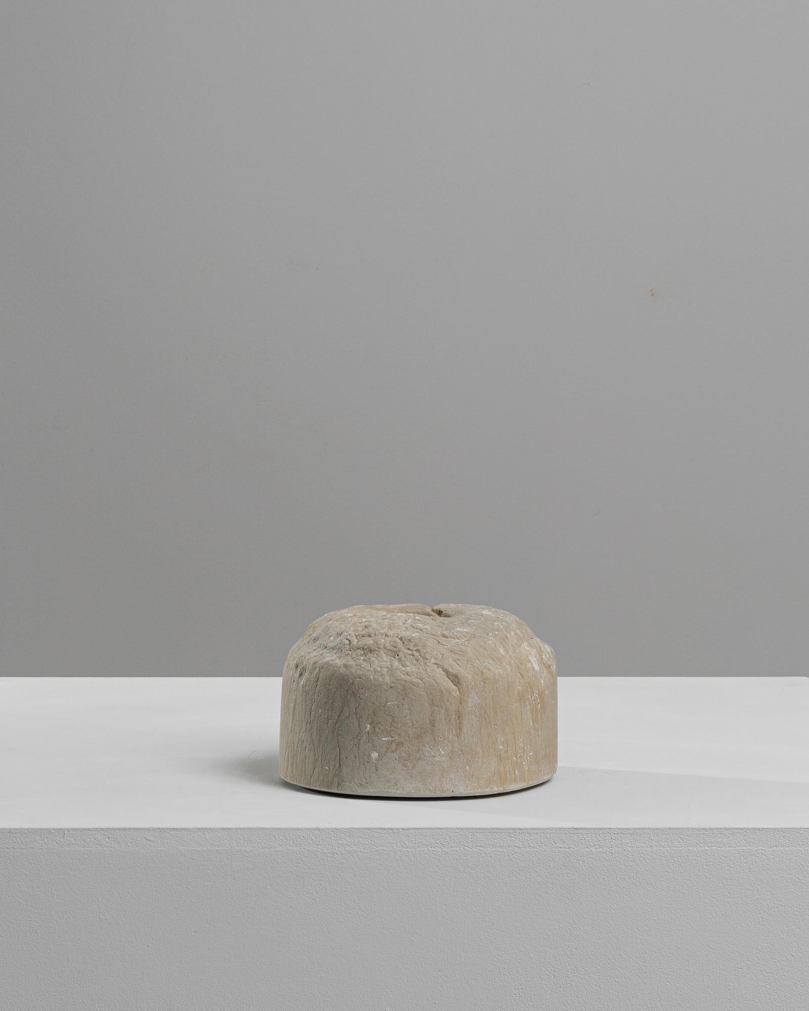 Questo splendido mortaio in marmo europeo del XIX secolo è una vera e propria reliquia della storia culinaria, ora pronta a diventare un sofisticato elemento decorativo per la tua casa. Ricavato da un solido pezzo di marmo, questo mortaio presenta