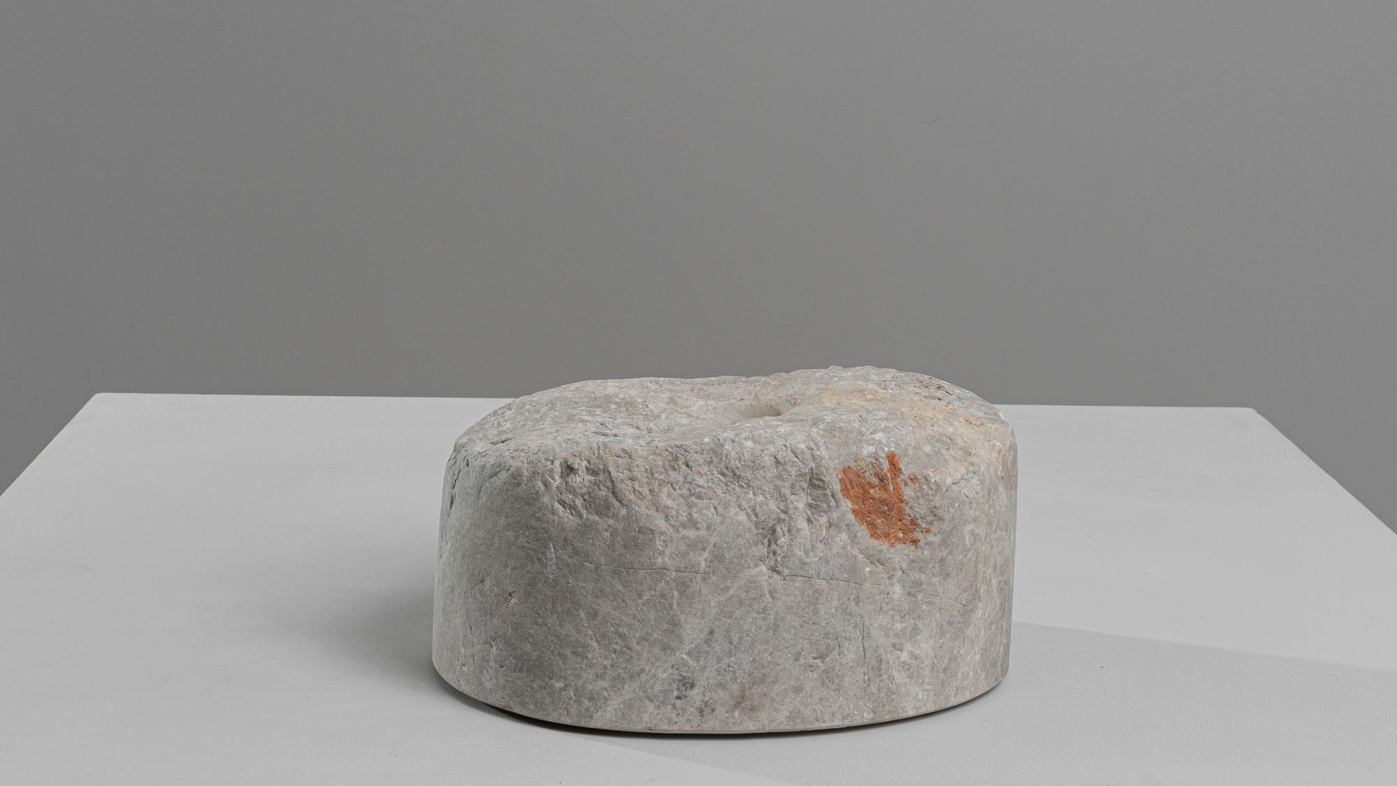 Questo splendido mortaio in marmo europeo del XIX secolo è una vera e propria reliquia della storia culinaria, ora pronta a diventare un sofisticato elemento decorativo per la tua casa. Ricavato da un solido pezzo di marmo, questo mortaio presenta