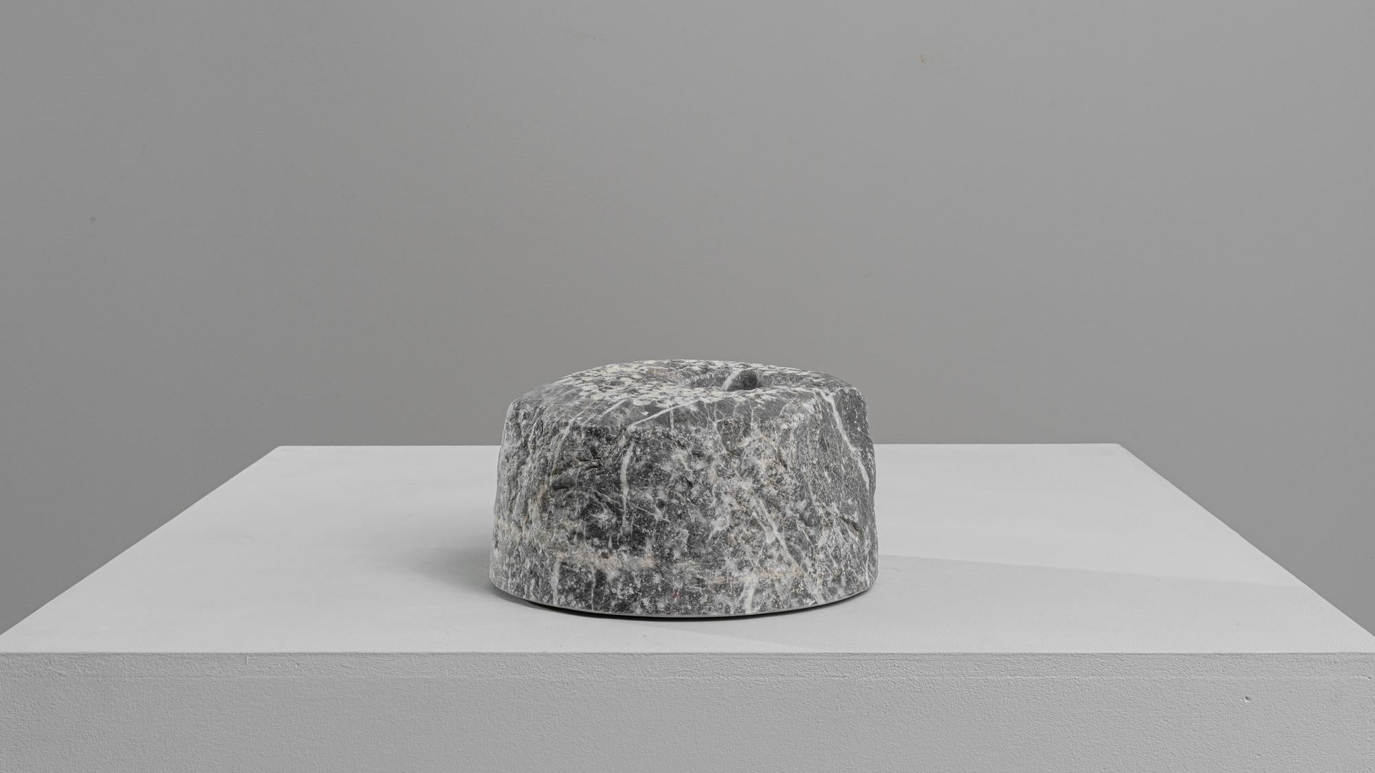 Questo splendido mortaio in marmo europeo del XIX secolo è una vera e propria reliquia della storia culinaria, ora pronta a diventare un sofisticato elemento decorativo per la tua casa. Ricavato da un solido pezzo di marmo, questo mortaio presenta