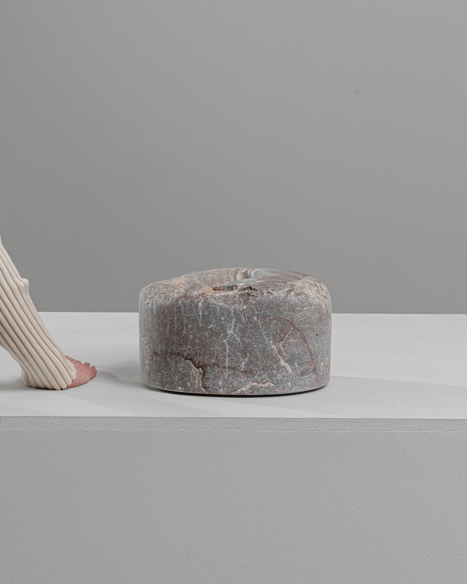 Questo splendido mortaio in marmo europeo del XIX secolo è una vera e propria reliquia della storia culinaria, ora pronta a diventare un sofisticato elemento decorativo per la tua casa. Ricavato da un solido pezzo di marmo, questo mortaio presenta