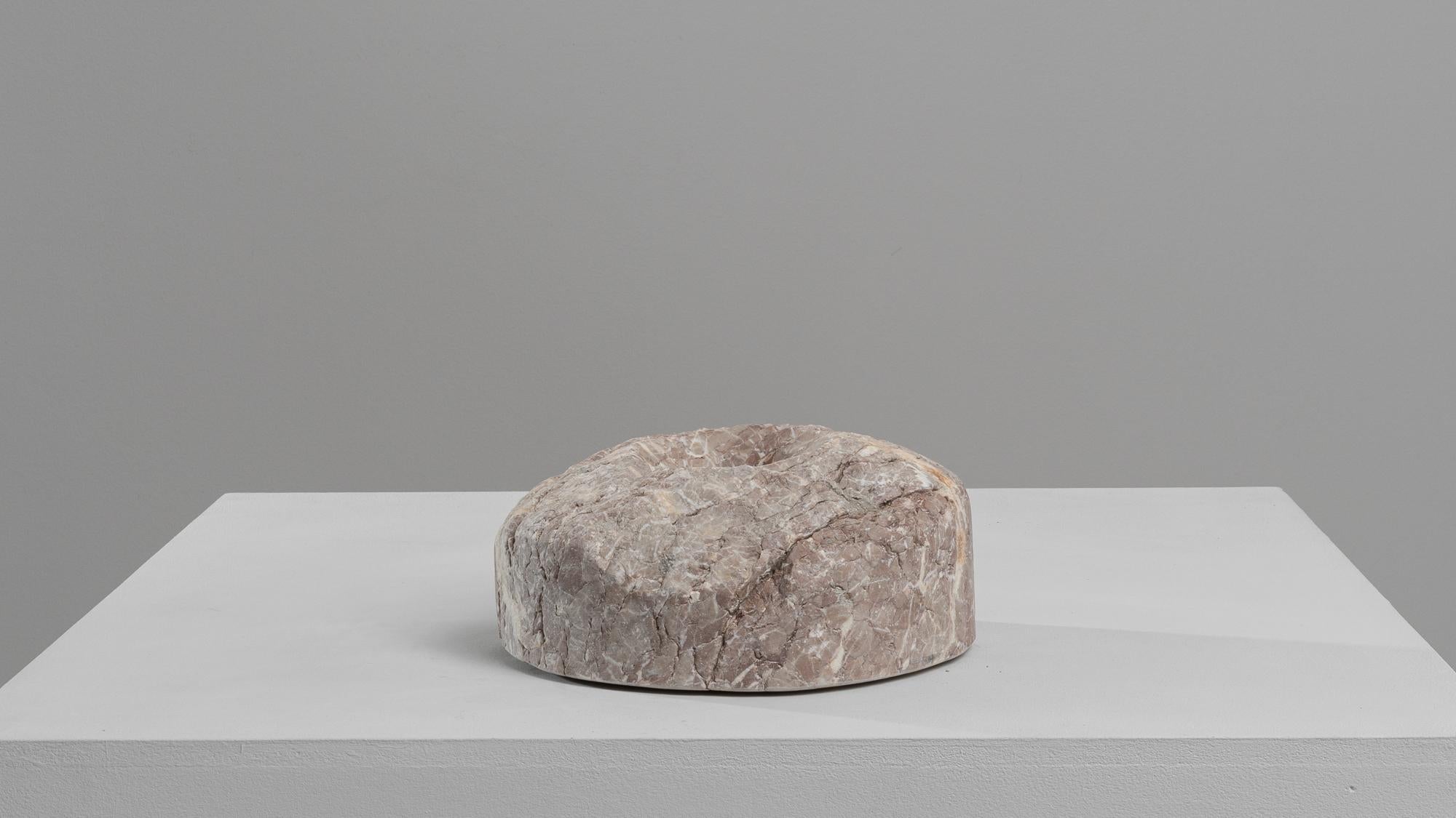 Questo splendido mortaio in marmo europeo del XIX secolo è una vera e propria reliquia della storia culinaria, ora pronta a diventare un sofisticato elemento decorativo per la tua casa. Ricavato da un solido pezzo di marmo, questo mortaio presenta