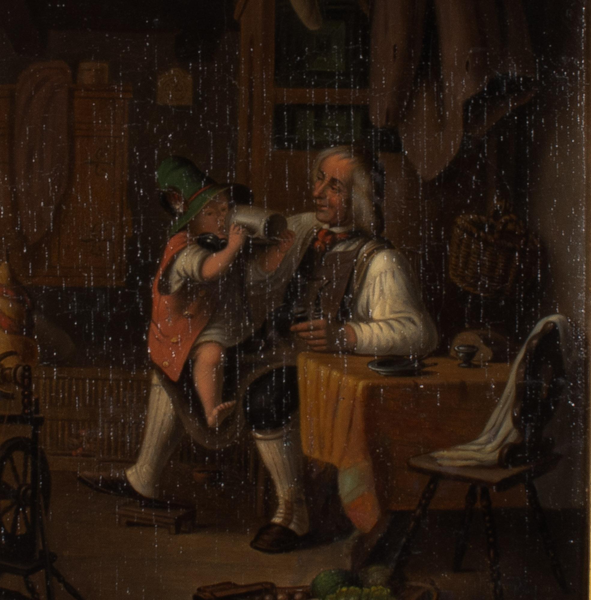 Dieses kleine und charmante Öl auf Leinwand zeigt einen kleinen Jungen, der auf dem Knie eines älteren Mannes sitzt und aus einem Bierkrug trinkt. Die Szene spielt in einer Werkstatt oder einem Haus mit Stoffen, die über verschiedene Möbelstücke