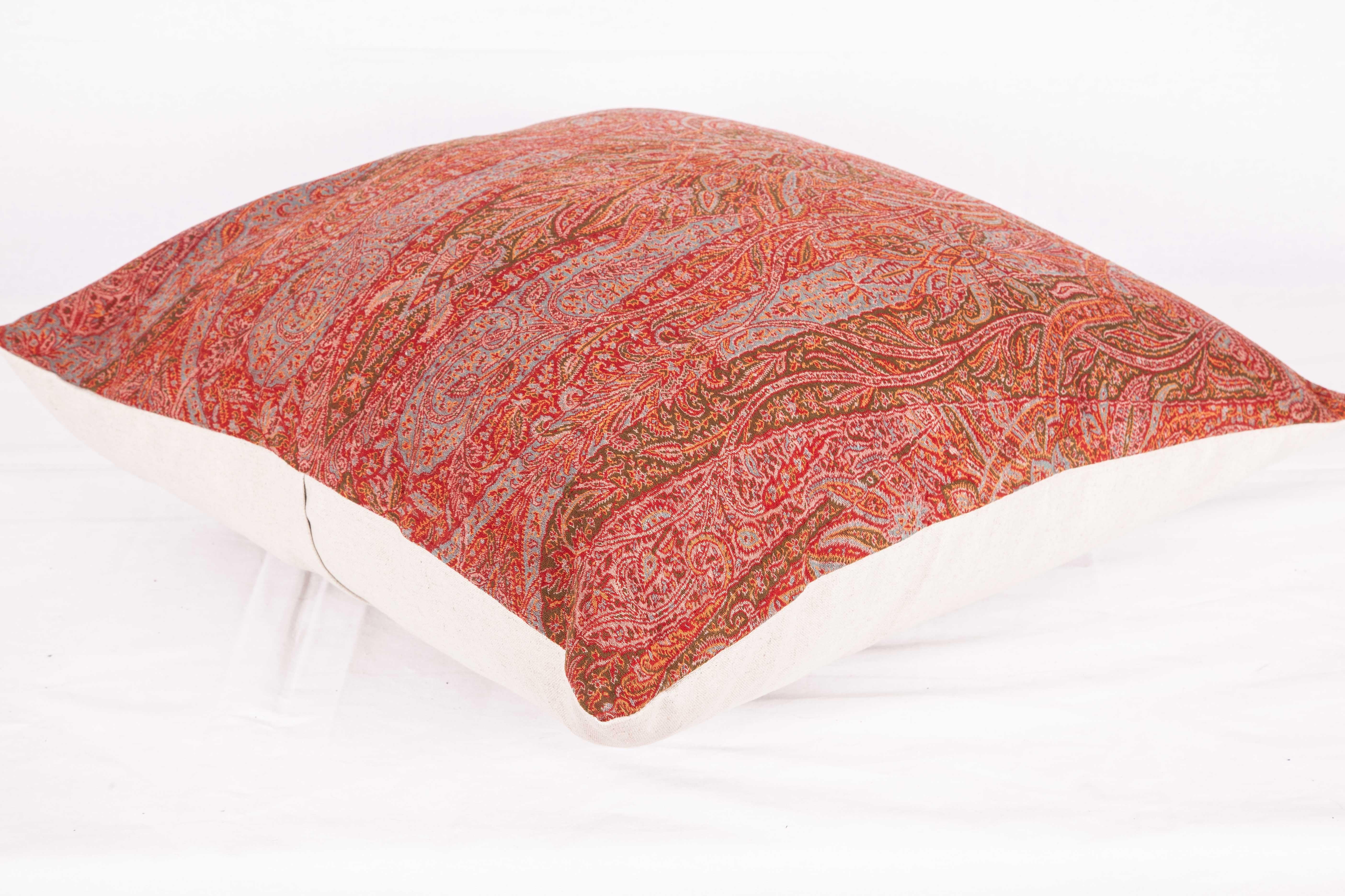 19th Century European Paisley Wool Pillow In Good Condition In Istanbul, TR