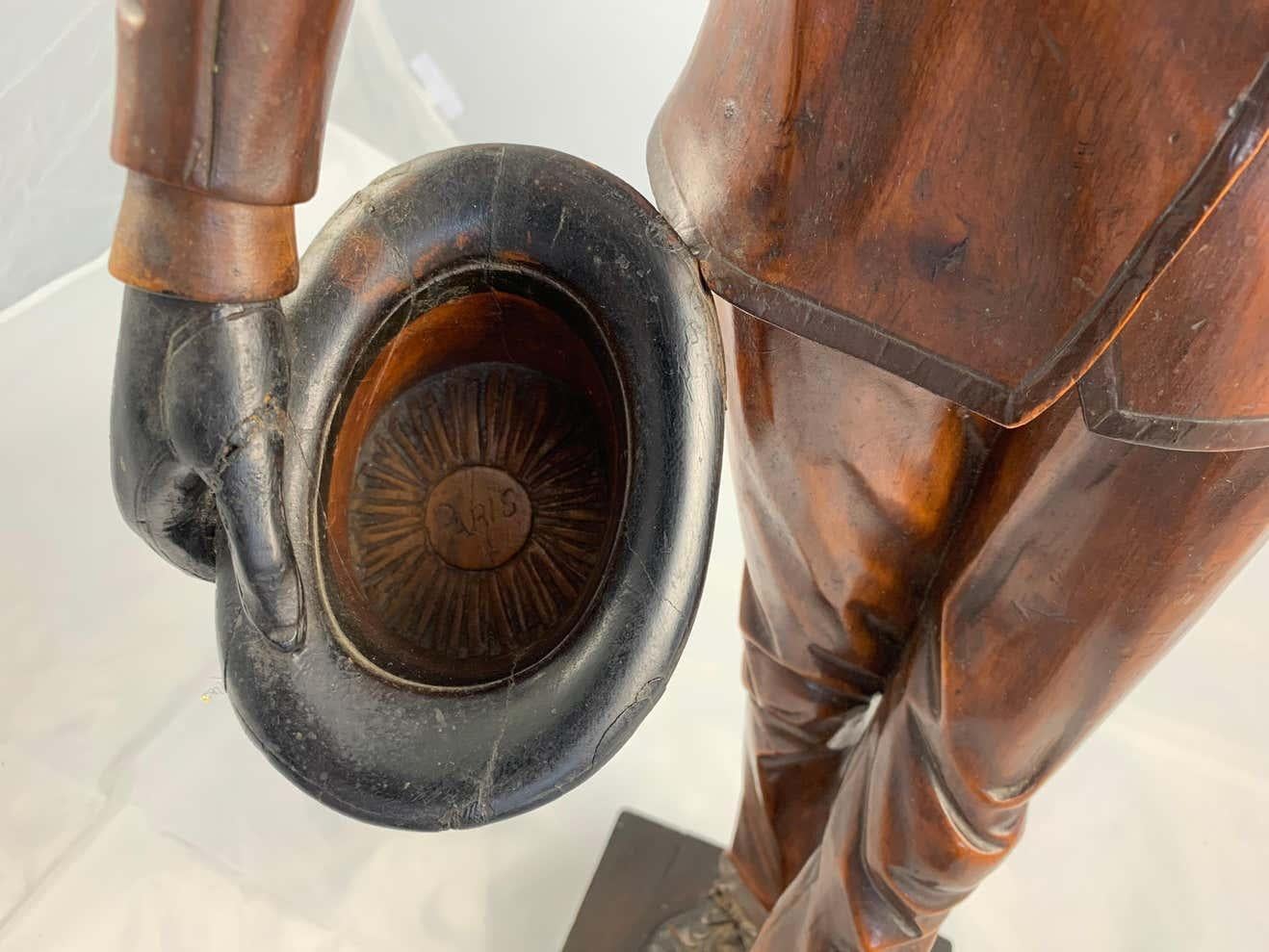 Figura di personaggio dickensiano in legno scolpito in policromia del XIX secolo in vendita 1