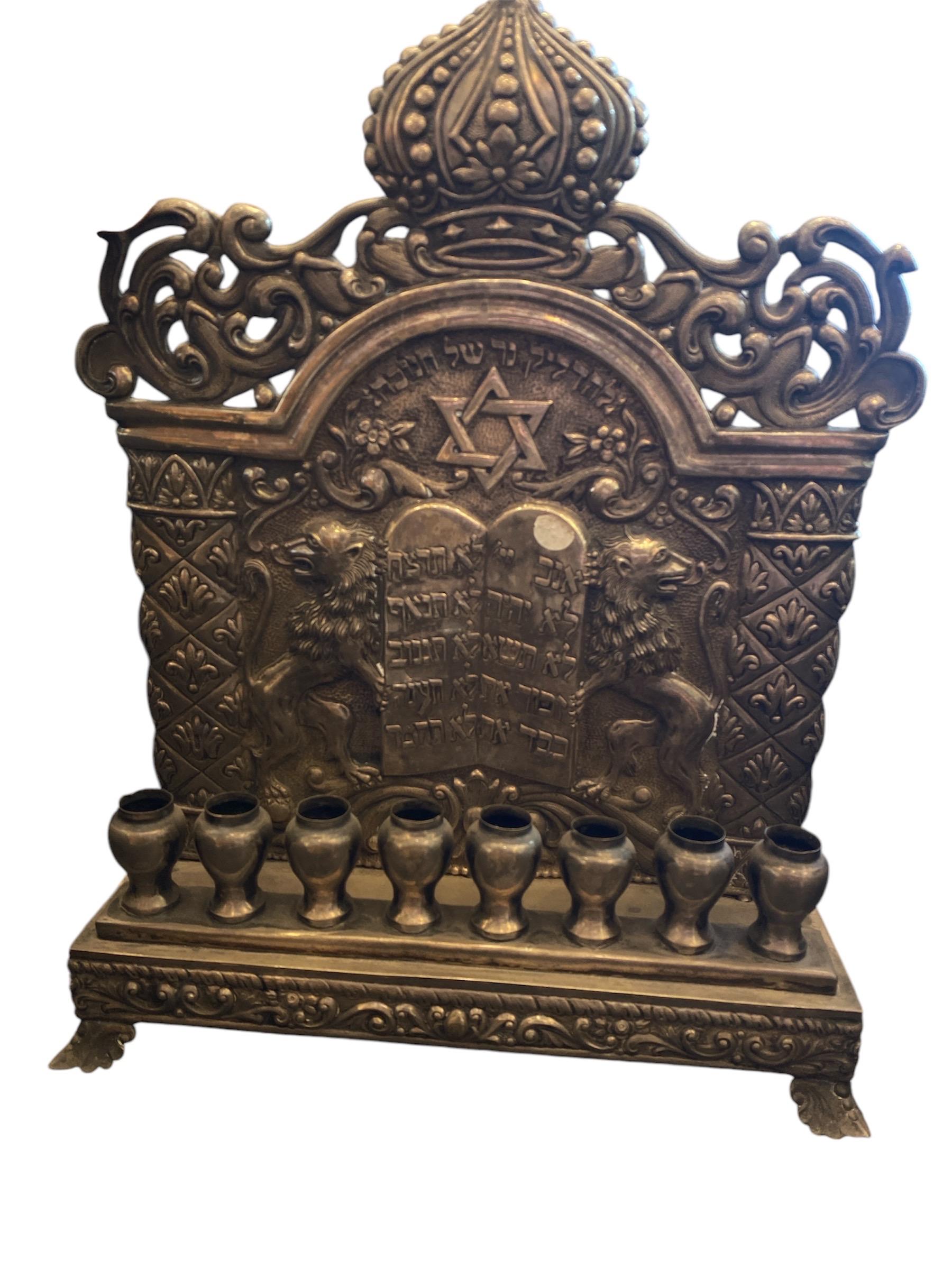 Menorah di Hanukkah in argento del XIX secolo In condizioni discrete in vendita a Tel Aviv, IL