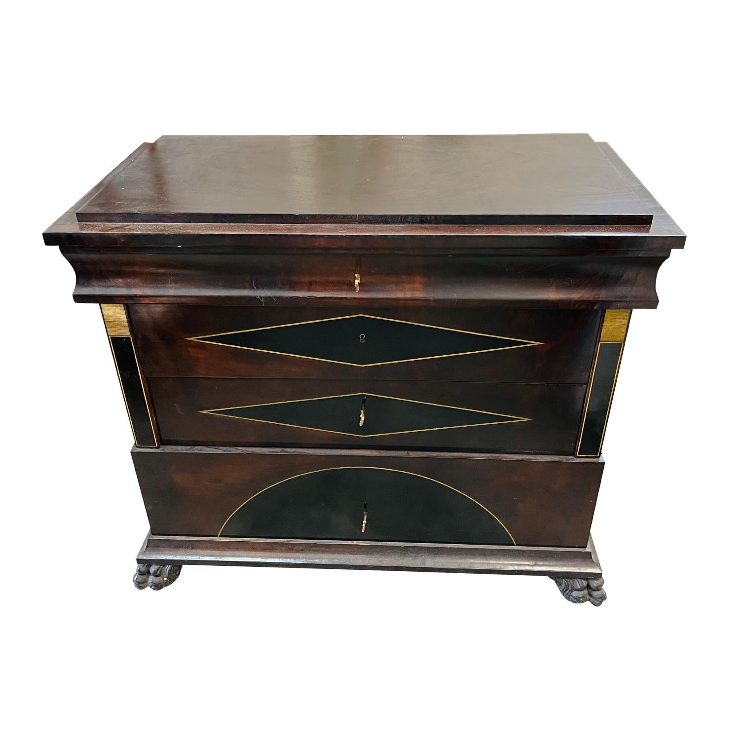 Commode européenne ancienne de la fin du XIXe siècle, en acajou poli et partiellement plaqué, réalisée à la main et en bon état. La commode est composée de quatre tiroirs, reposant sur deux pieds en bois à l'arrière, soutenus à l'avant par deux