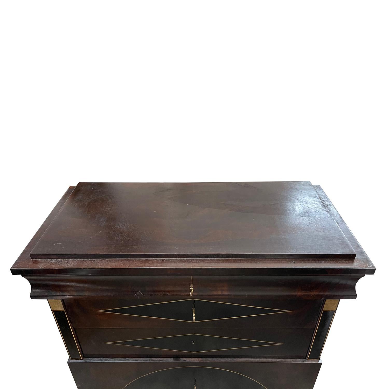 Hand-Carved 19th Century European Veneered Mahogany Chest of Drawers - Antique Commode For Sale