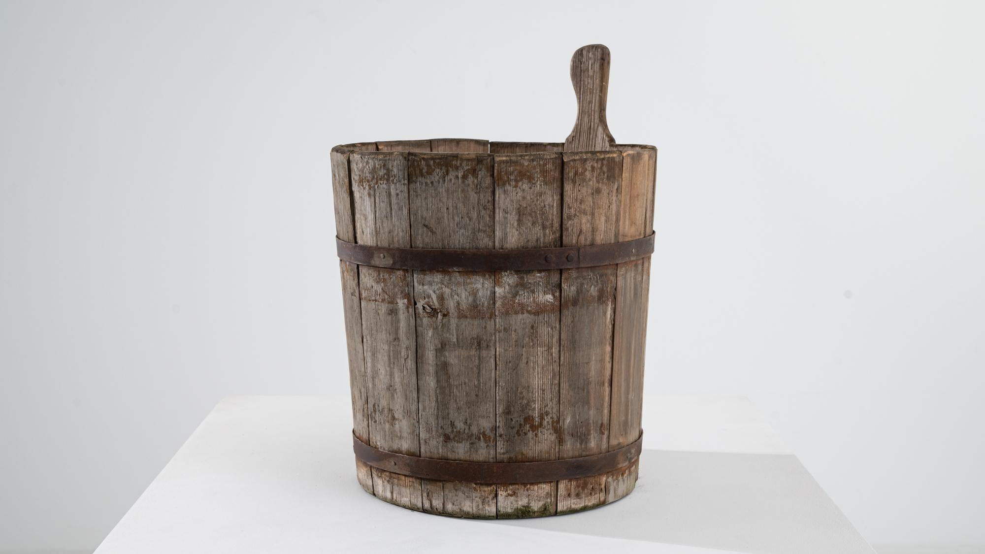 19th Century European Wooden Bucket In Good Condition For Sale In High Point, NC