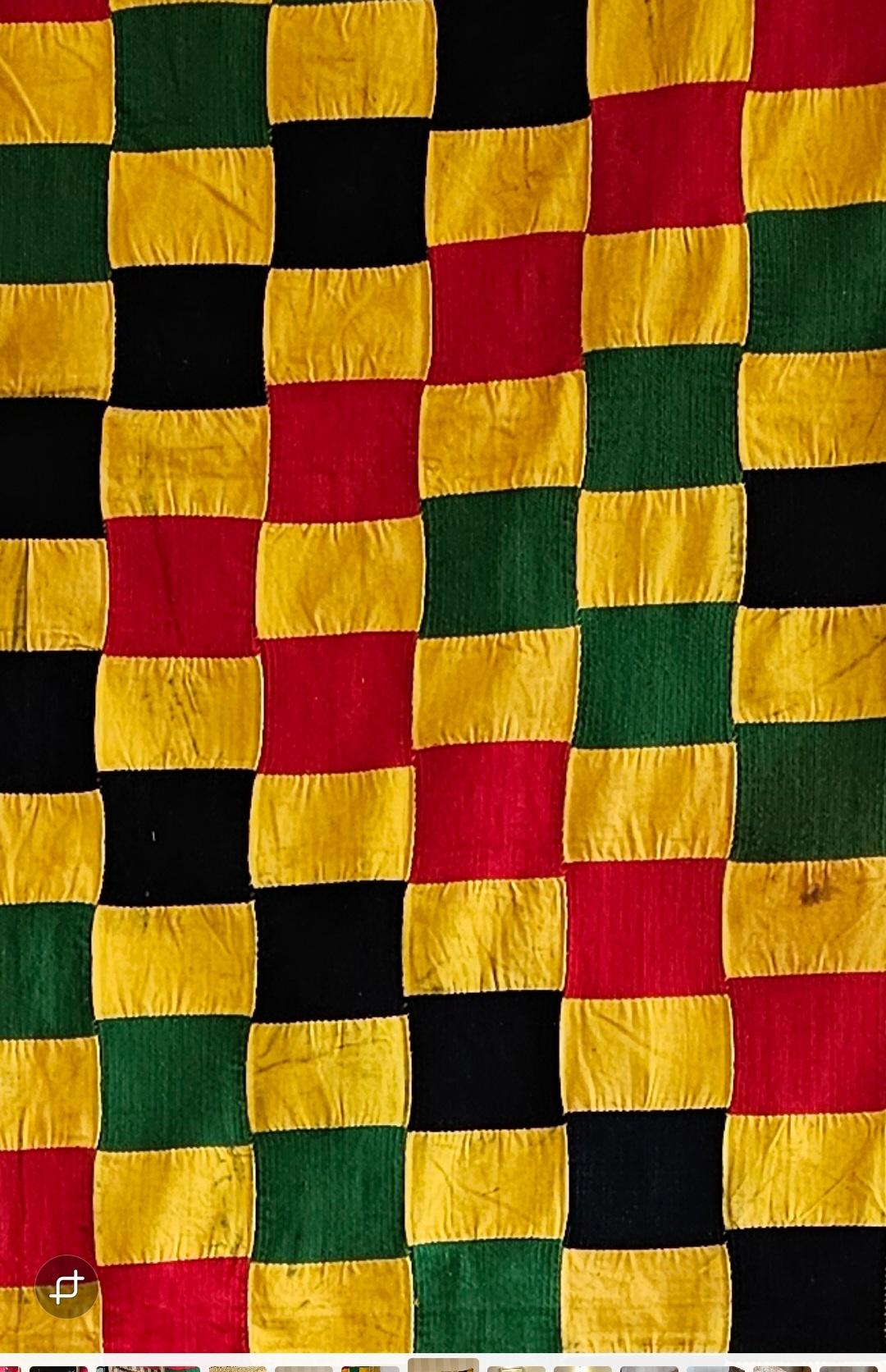 Si tratta di uno splendido pezzo di tessuto Ewe della fine del XIX secolo, proveniente dalla regione del Volta, in Ghana. 
Tutto cotone filato a mano di peso superiore e tinture naturali. Questo pezzo sarebbe stato tessuto per la moglie di un capo