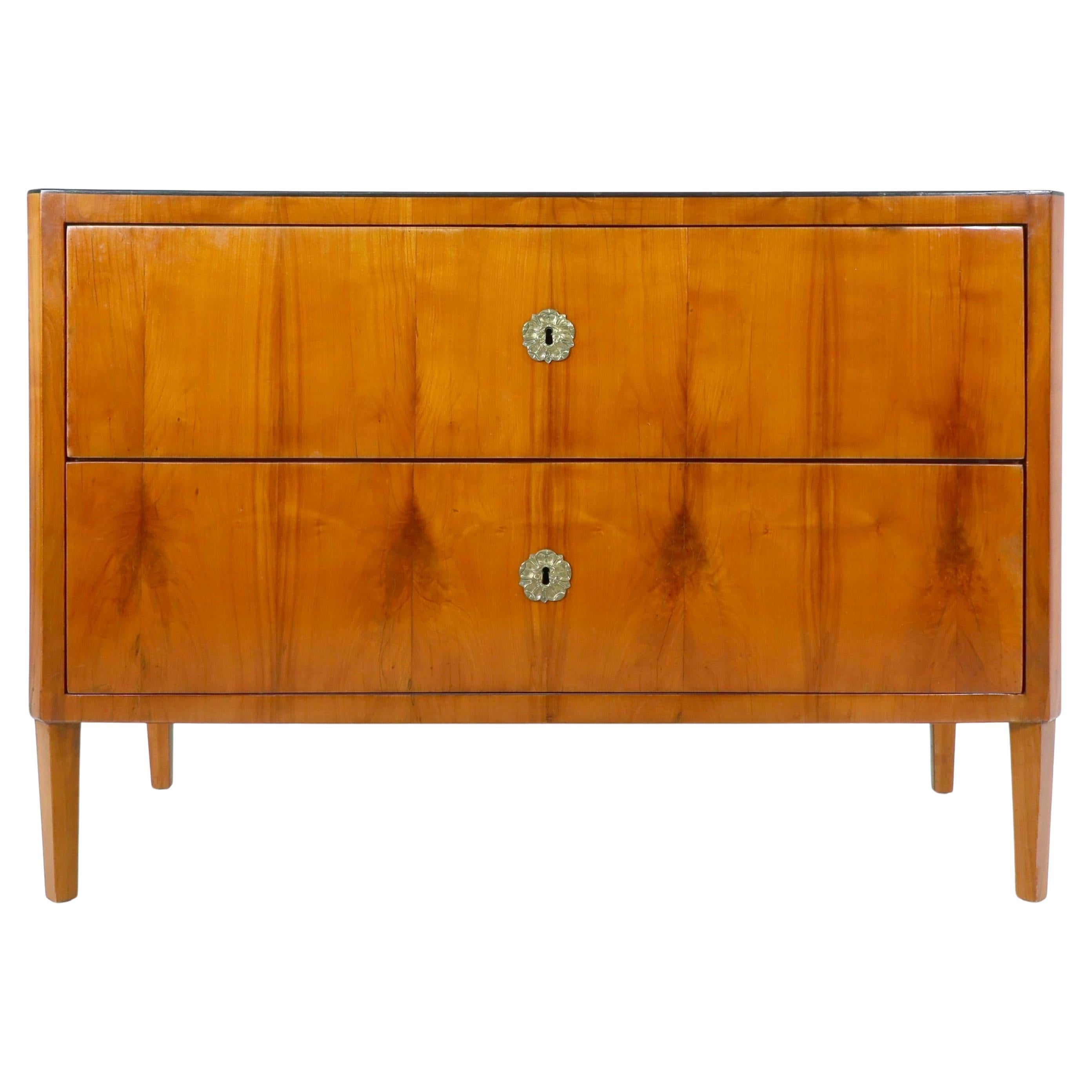 Excepcional cómoda Biedermeier del siglo XIX. Viena, hacia 1825. en venta