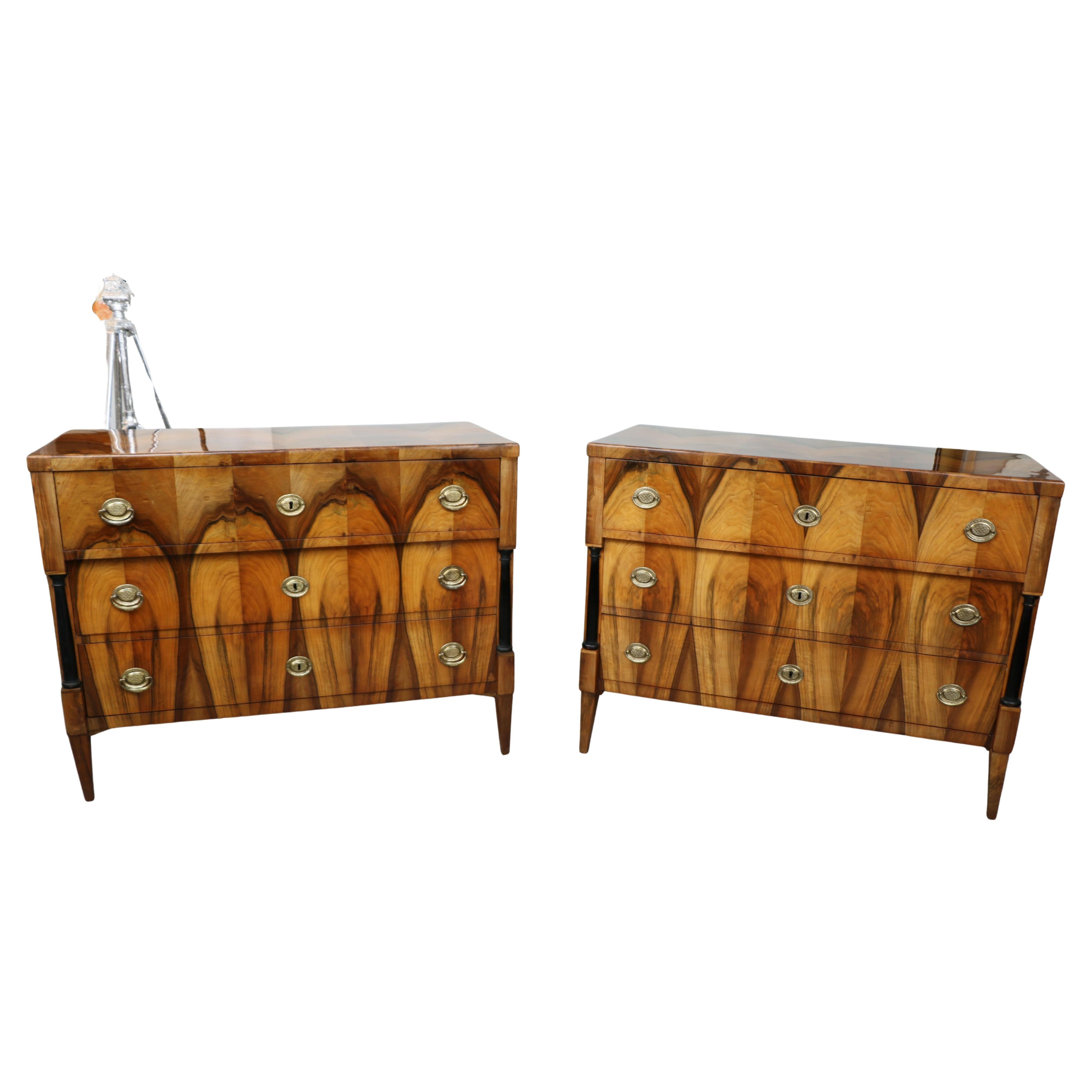 Exquisite Pair of Early Viennese Biedermeier Walnut Commodes, Vienna circa 1820–1825

This exceptional pair of early Biedermeier walnut commodes was crafted in Vienna around 1820–1825 — a rare opportunity to acquire two perfectly matched examples of