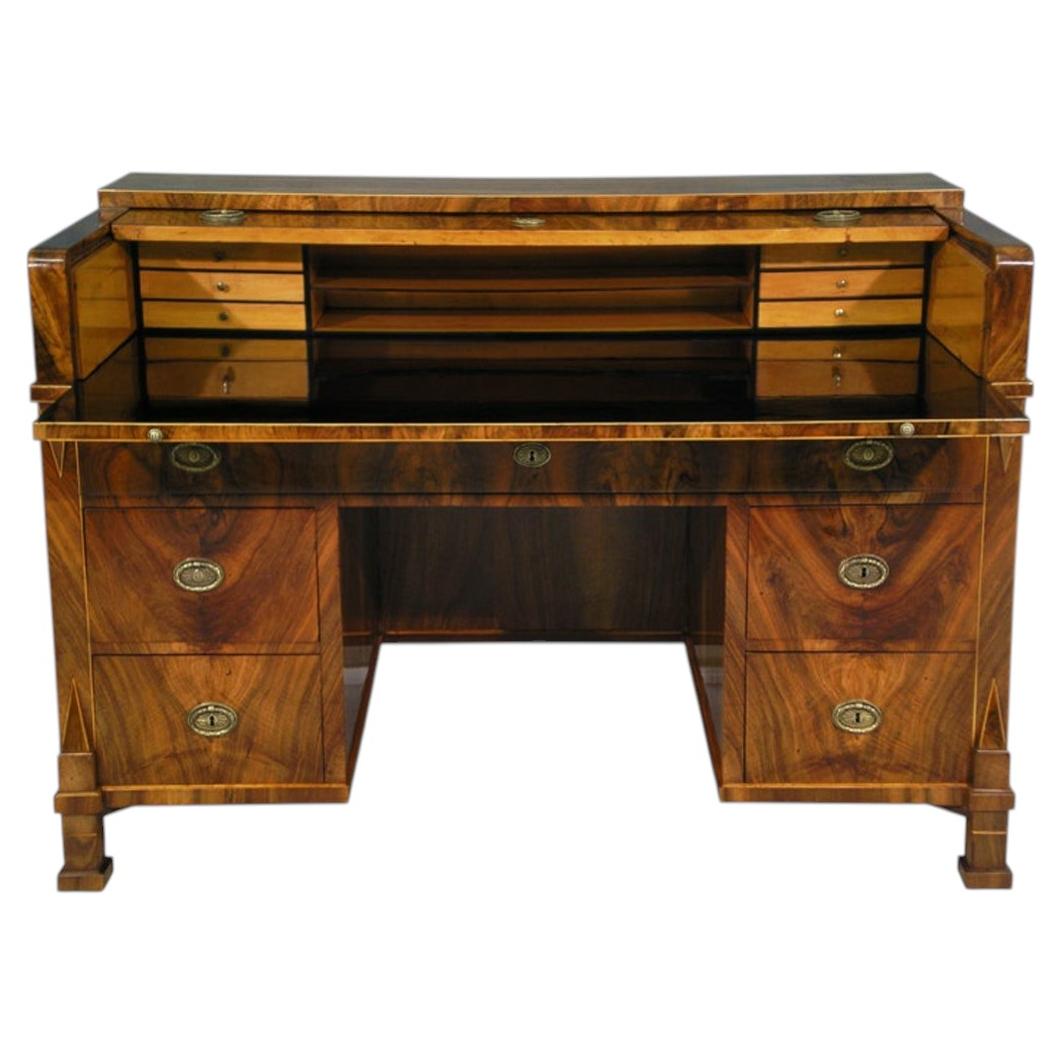 Excepcional escritorio Biedermeier de nogal del siglo XIX. Viena, hacia 1825. en venta