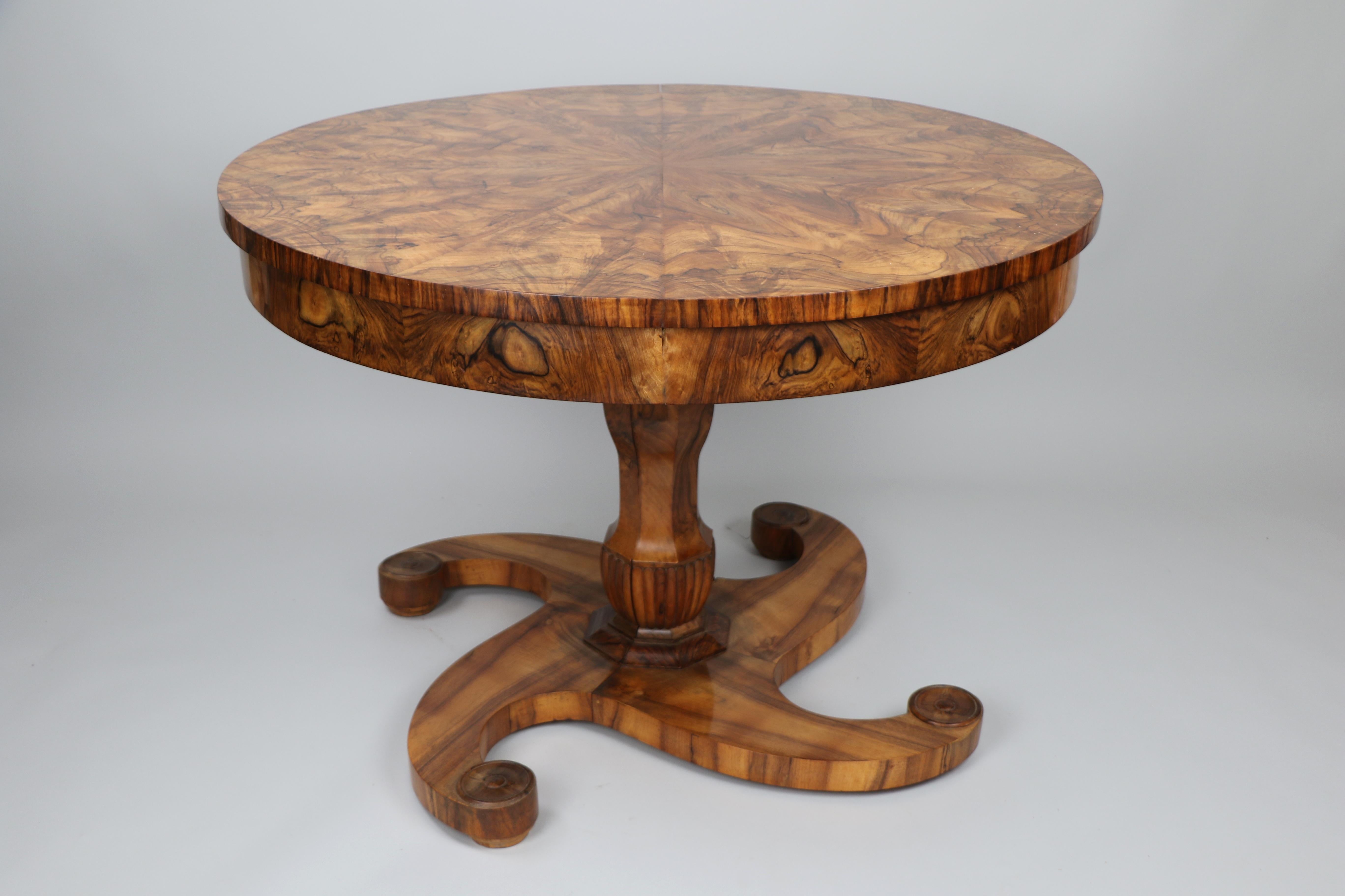 Exceptionnelle table à rallonge en noyer Biedermeier du XIXe siècle. Vienne, vers 1825. en vente 4