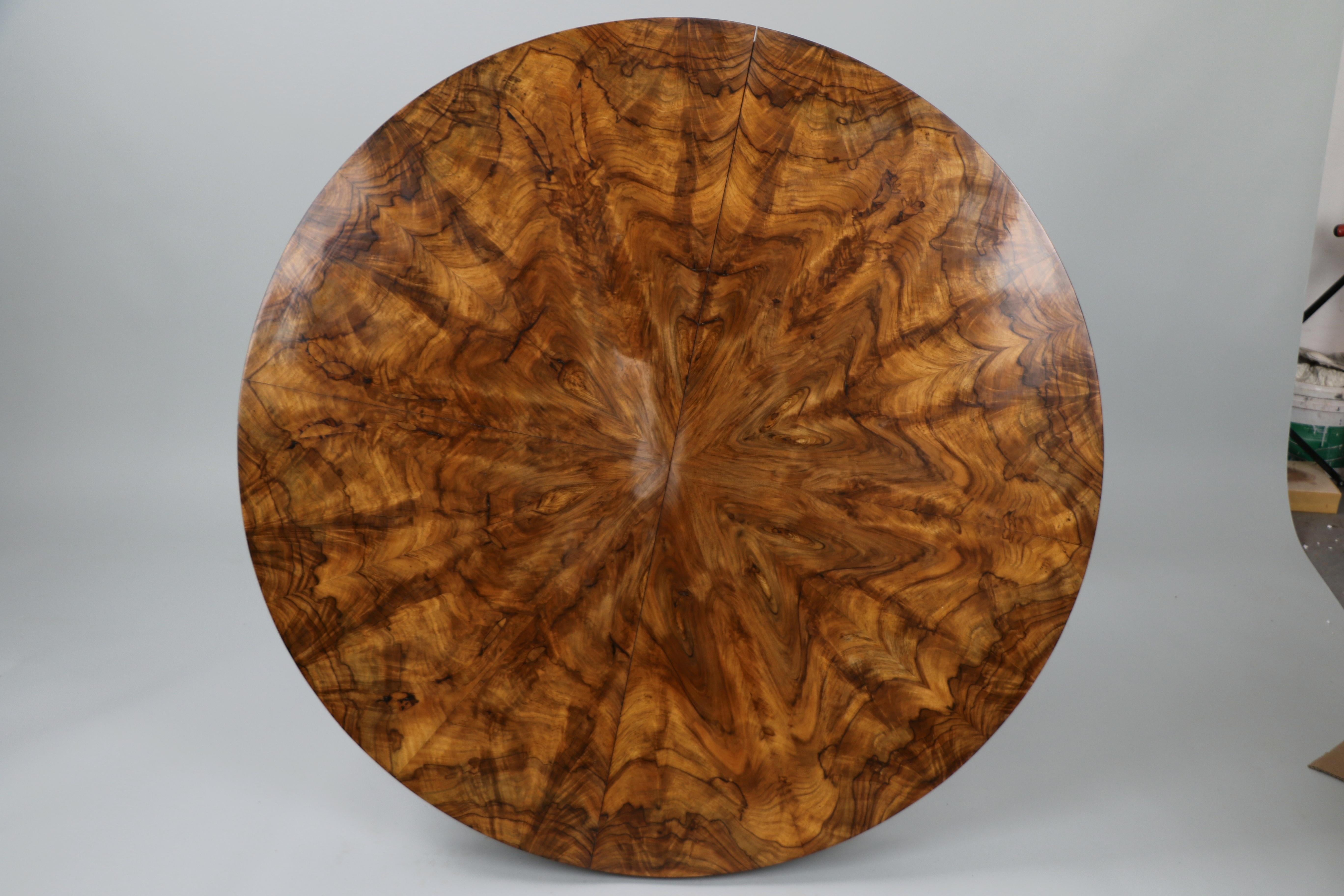 Exceptionnelle table à rallonge en noyer Biedermeier du XIXe siècle. Vienne, vers 1825. en vente 5