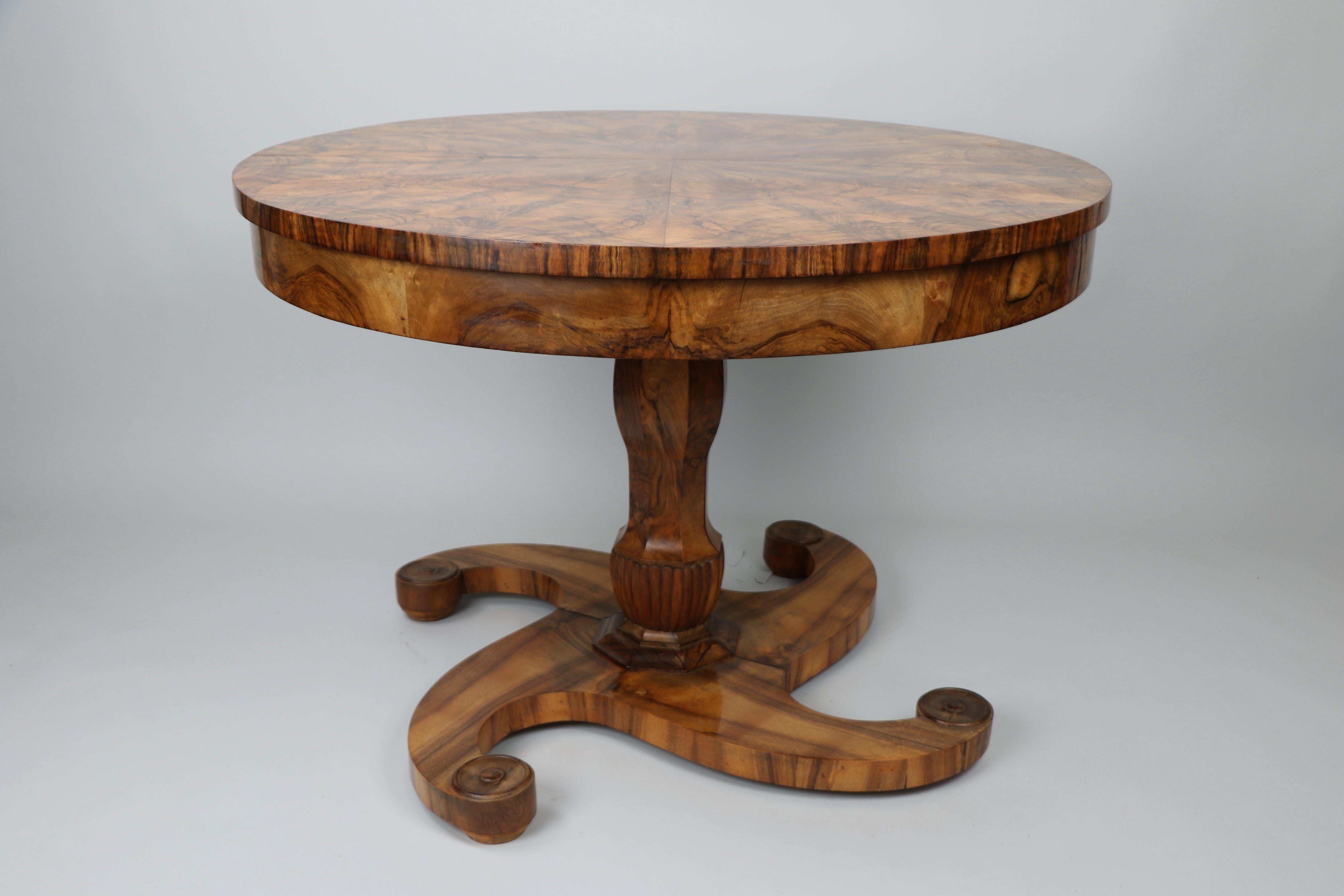 Exceptionnelle table à rallonge en noyer Biedermeier du XIXe siècle. Vienne, vers 1825. en vente 6