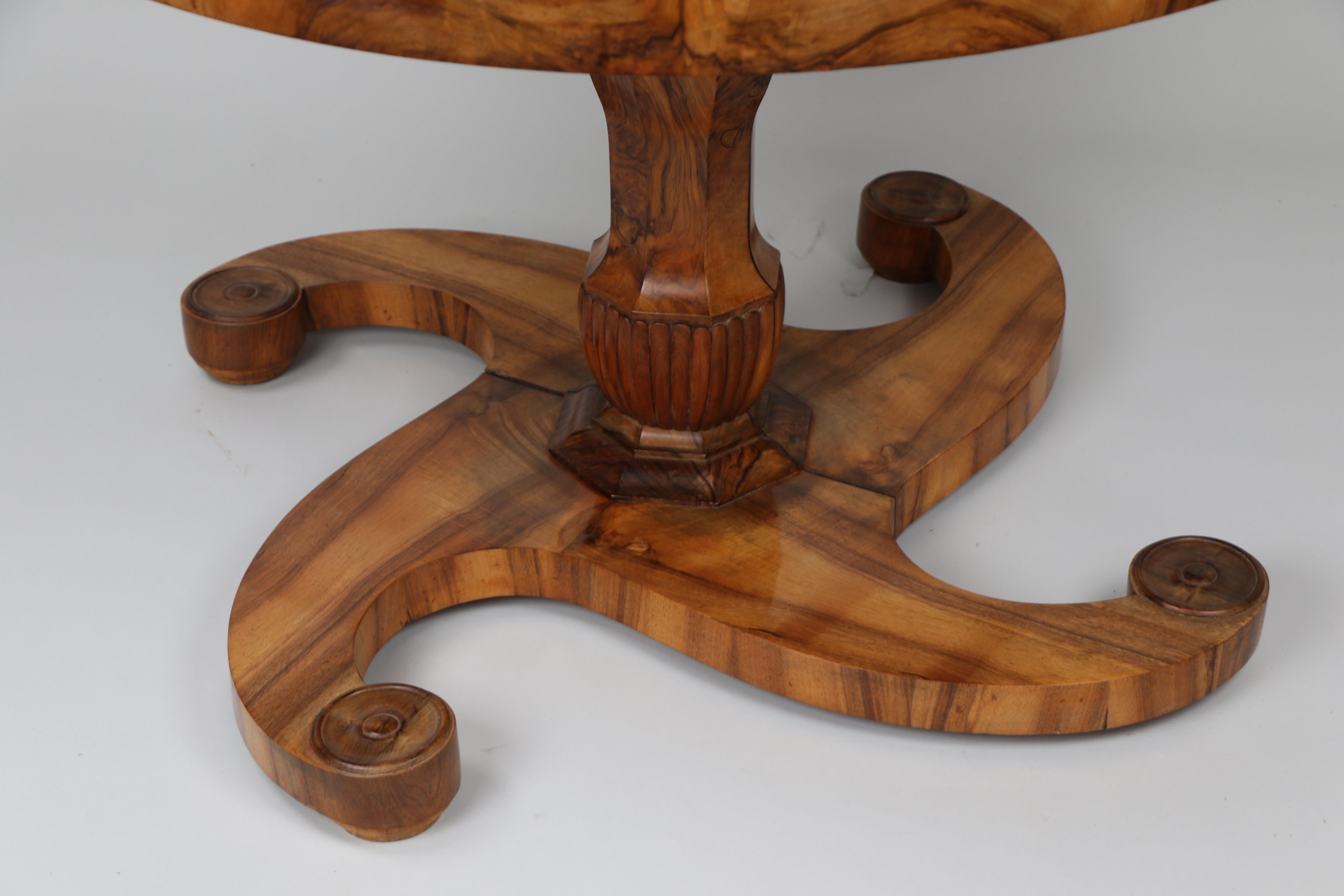 Exceptionnelle table à rallonge en noyer Biedermeier du XIXe siècle. Vienne, vers 1825. en vente 7