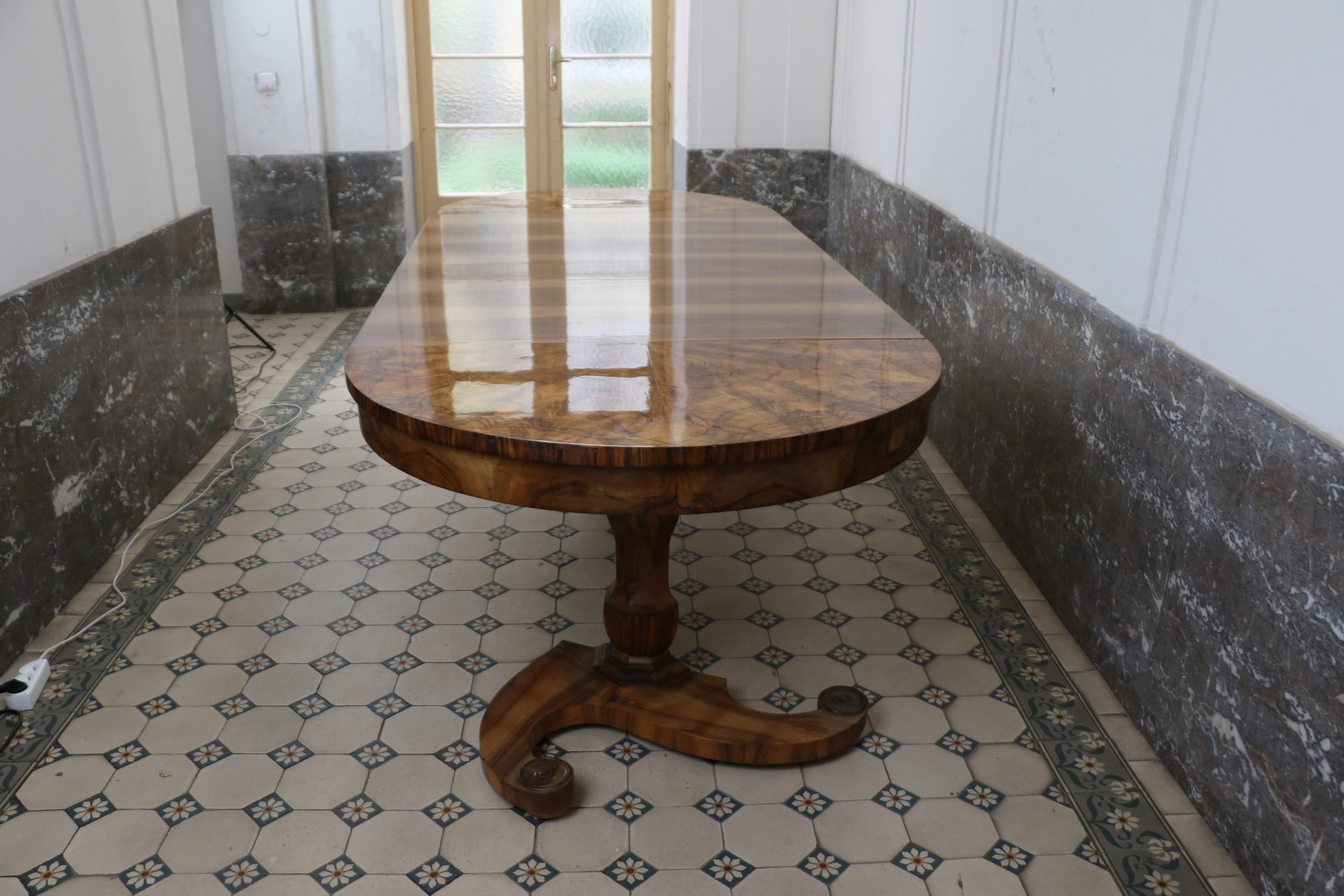 Autrichien Exceptionnelle table à rallonge en noyer Biedermeier du XIXe siècle. Vienne, vers 1825. en vente