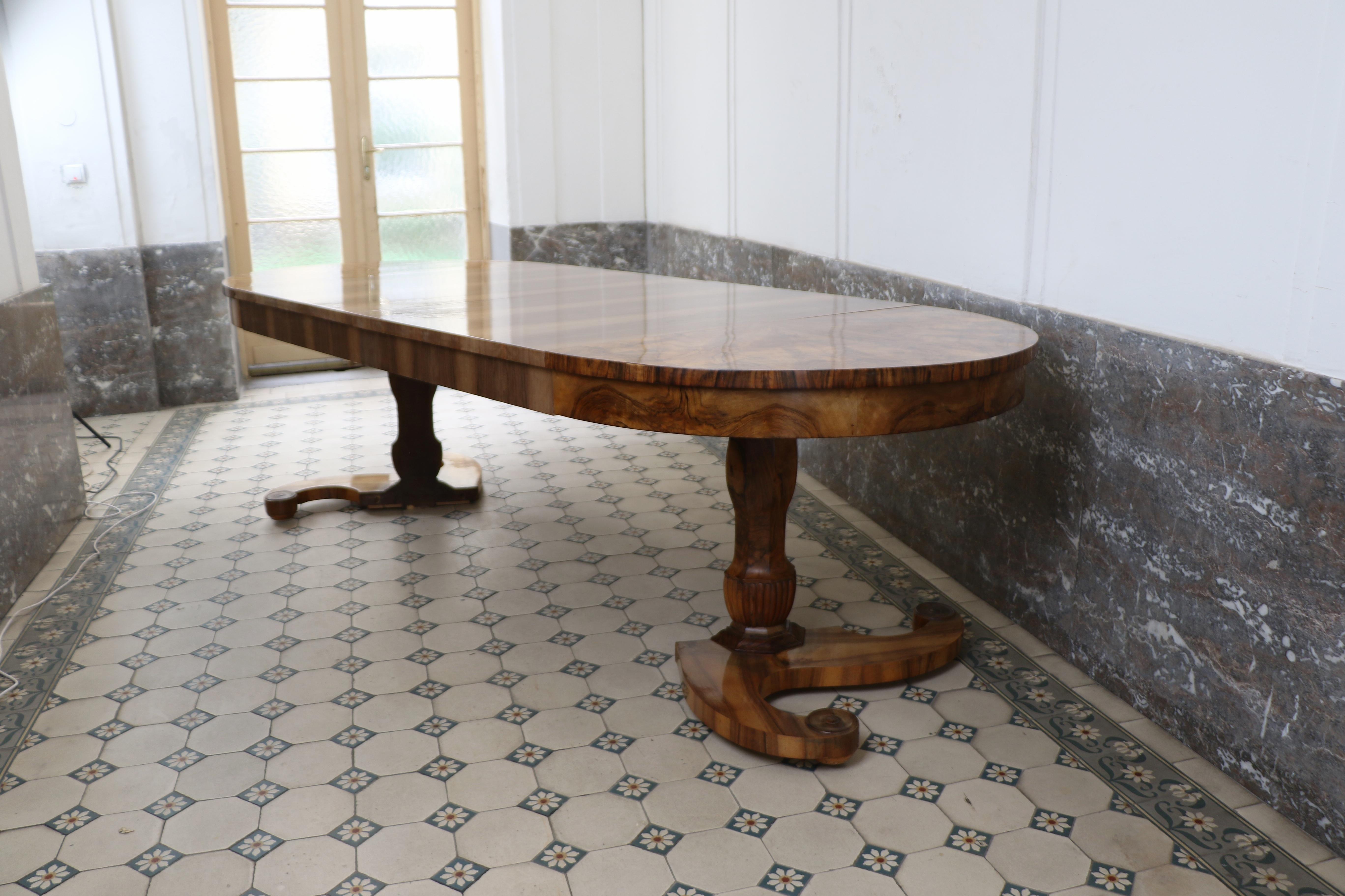 Poli Exceptionnelle table à rallonge en noyer Biedermeier du XIXe siècle. Vienne, vers 1825. en vente