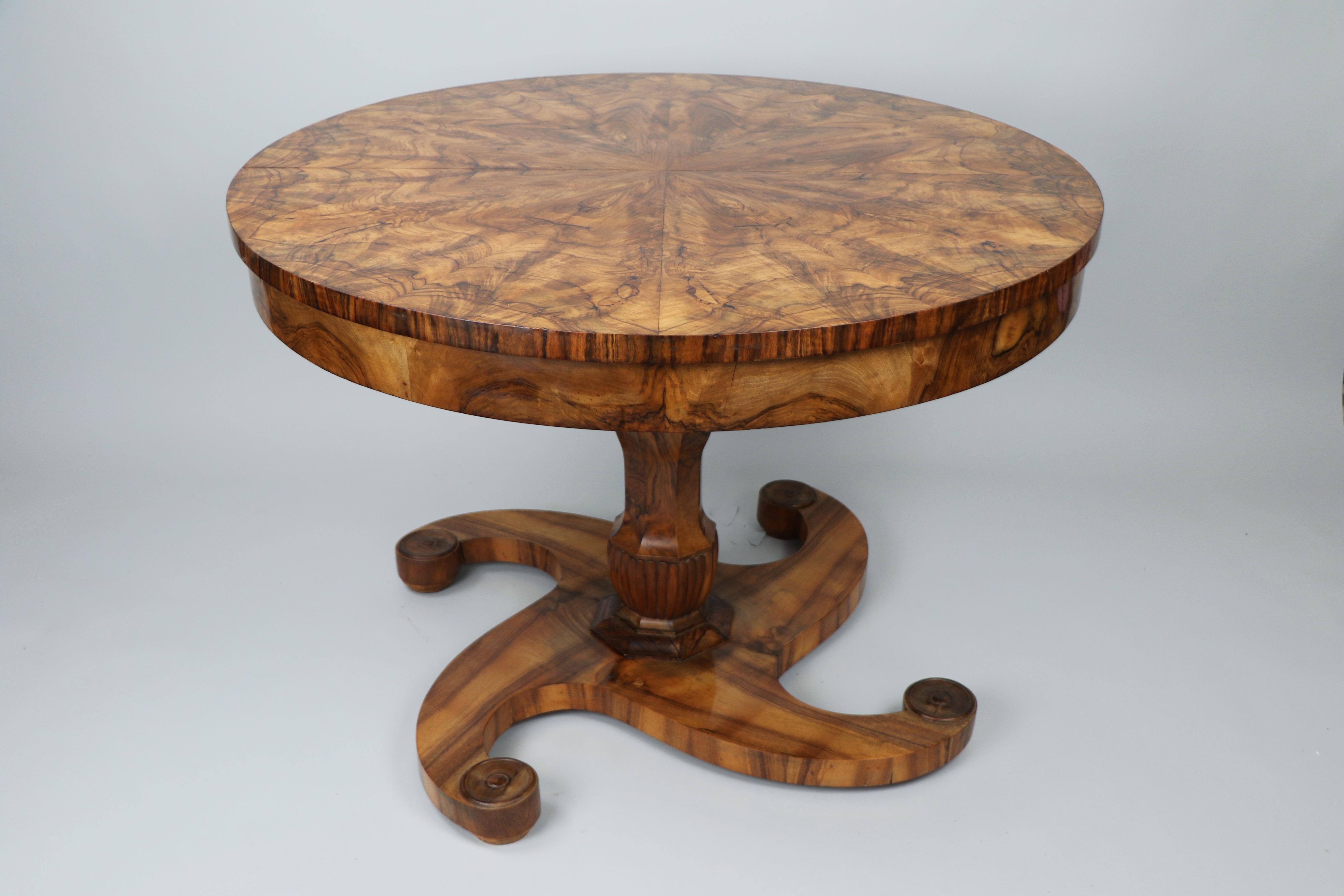 Exceptionnelle table à rallonge en noyer Biedermeier du XIXe siècle. Vienne, vers 1825. Bon état - En vente à Vienna, AT