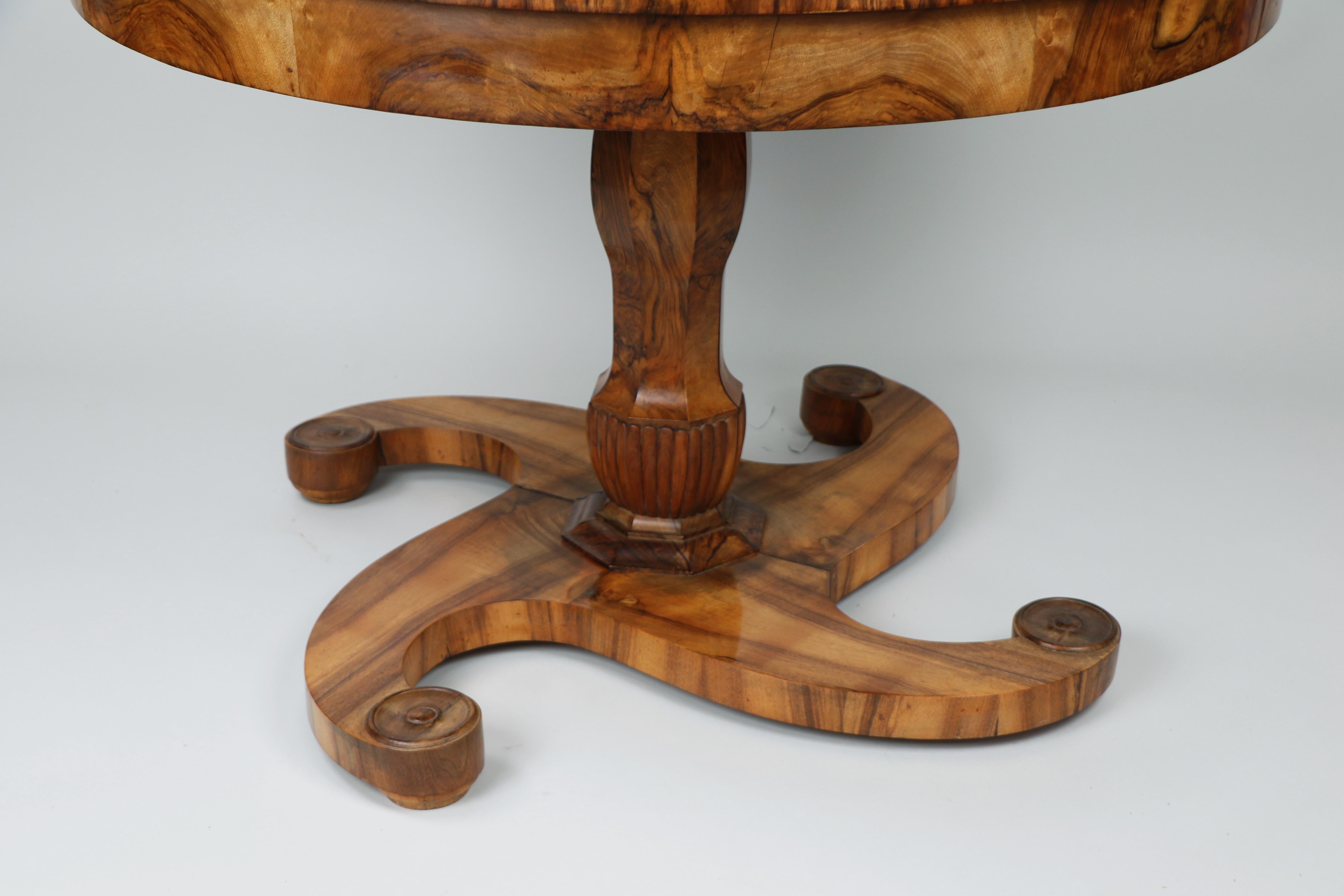 Noyer Exceptionnelle table à rallonge en noyer Biedermeier du XIXe siècle. Vienne, vers 1825. en vente