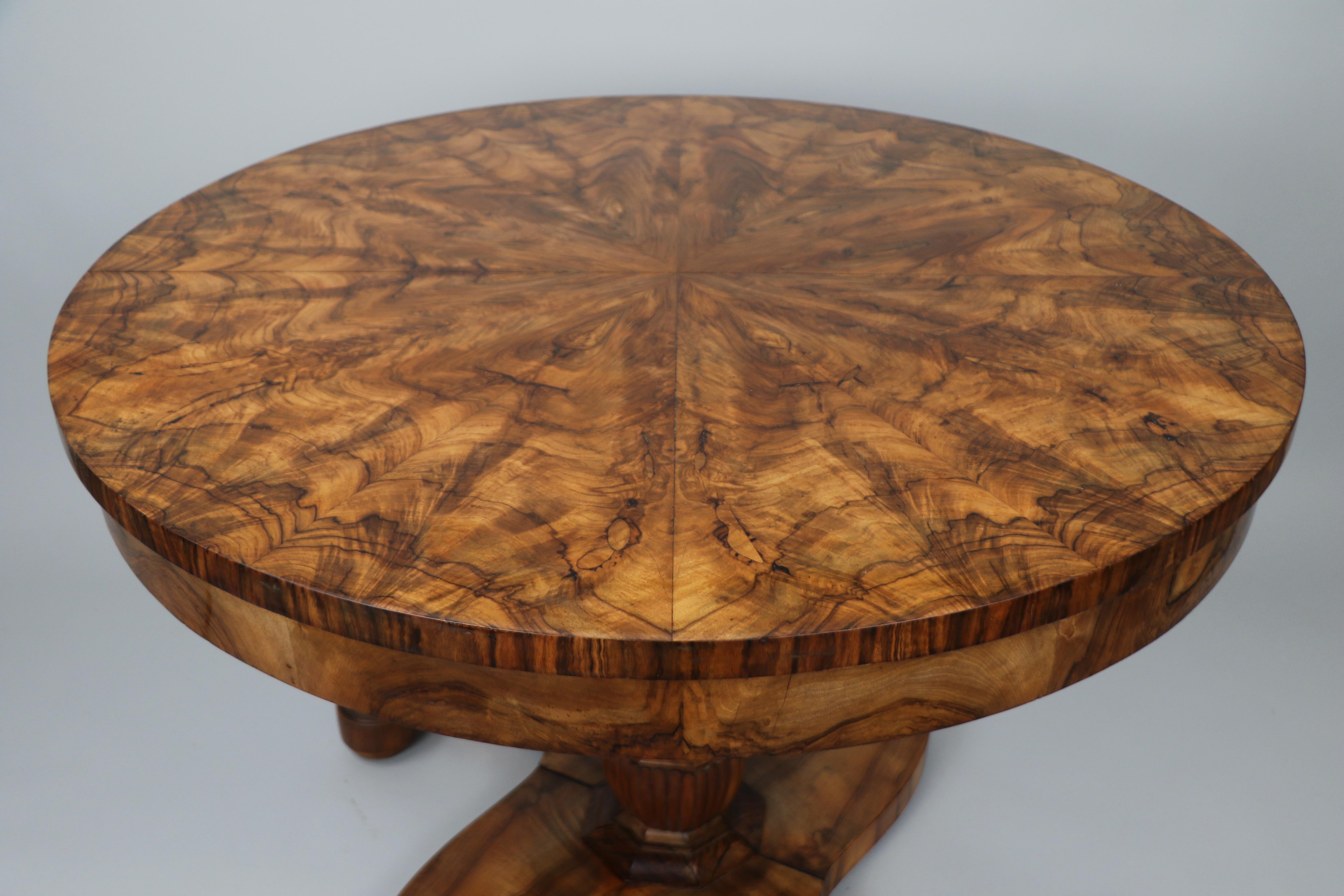 Exceptionnelle table à rallonge en noyer Biedermeier du XIXe siècle. Vienne, vers 1825. en vente 1