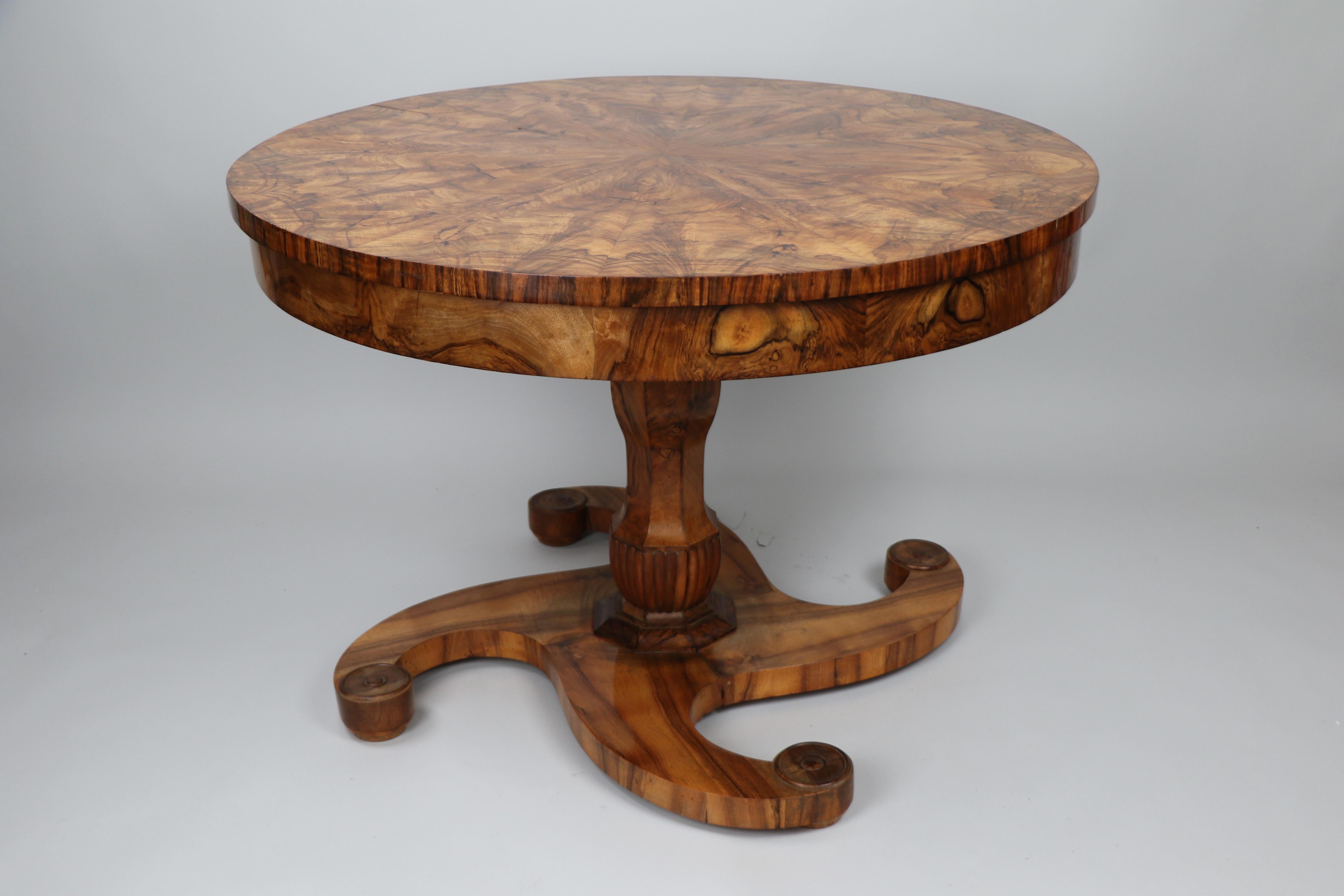 Exceptionnelle table à rallonge en noyer Biedermeier du XIXe siècle. Vienne, vers 1825. en vente 3
