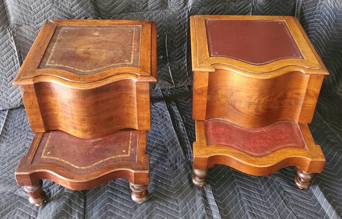 Magnifique, rare et antique marche de lit extensible en acajou anglais du 19ème siècle. Cette pièce est composée d'une marche inférieure extensible avec un panneau en cuir estampé qui peut coulisser à l'intérieur et à l'extérieur de l'étui à façade