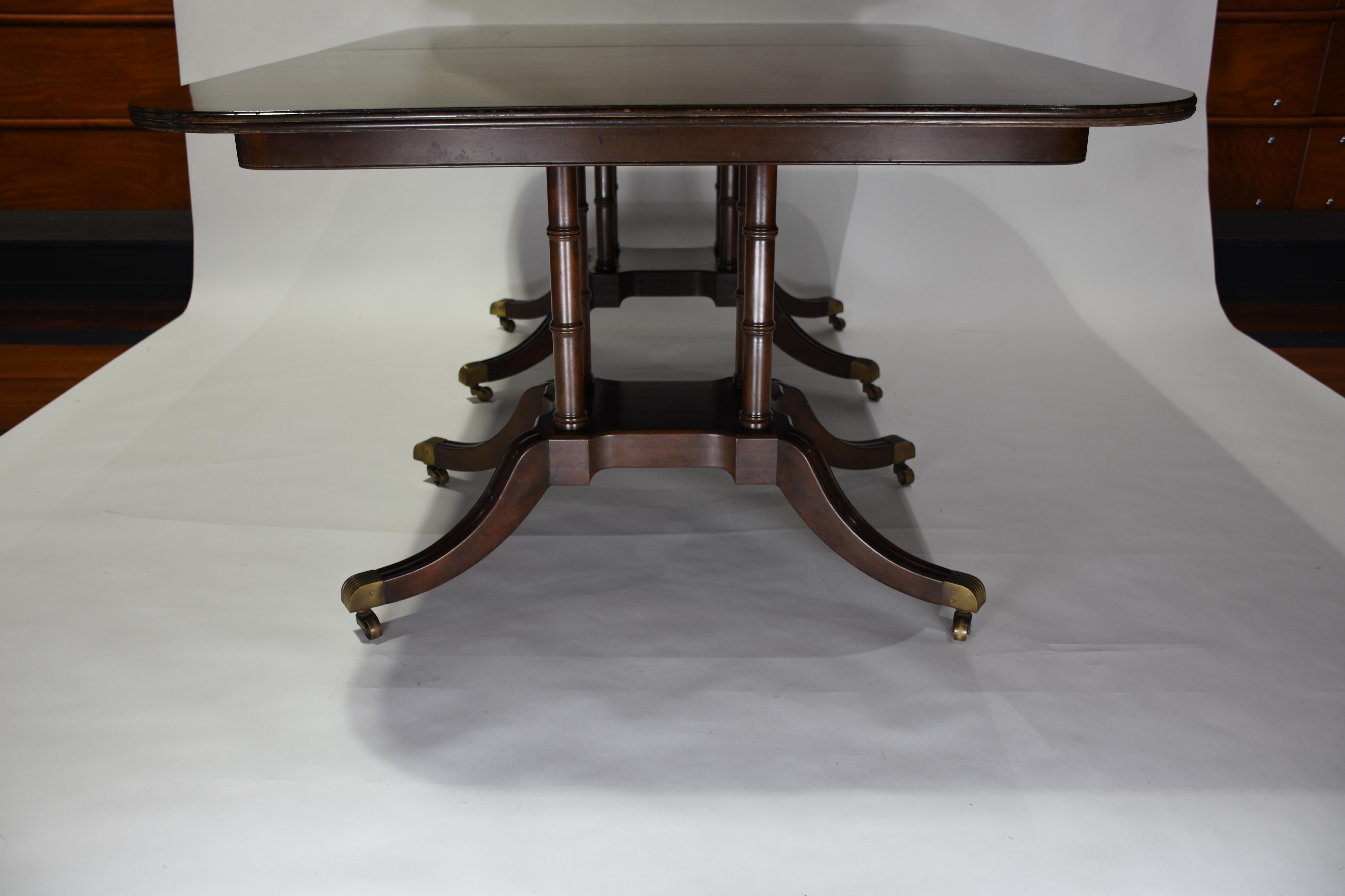 Intagliato a mano Tavolo da sala da pranzo inglese Regency a doppio piedistallo espandibile del XIX secolo in vendita