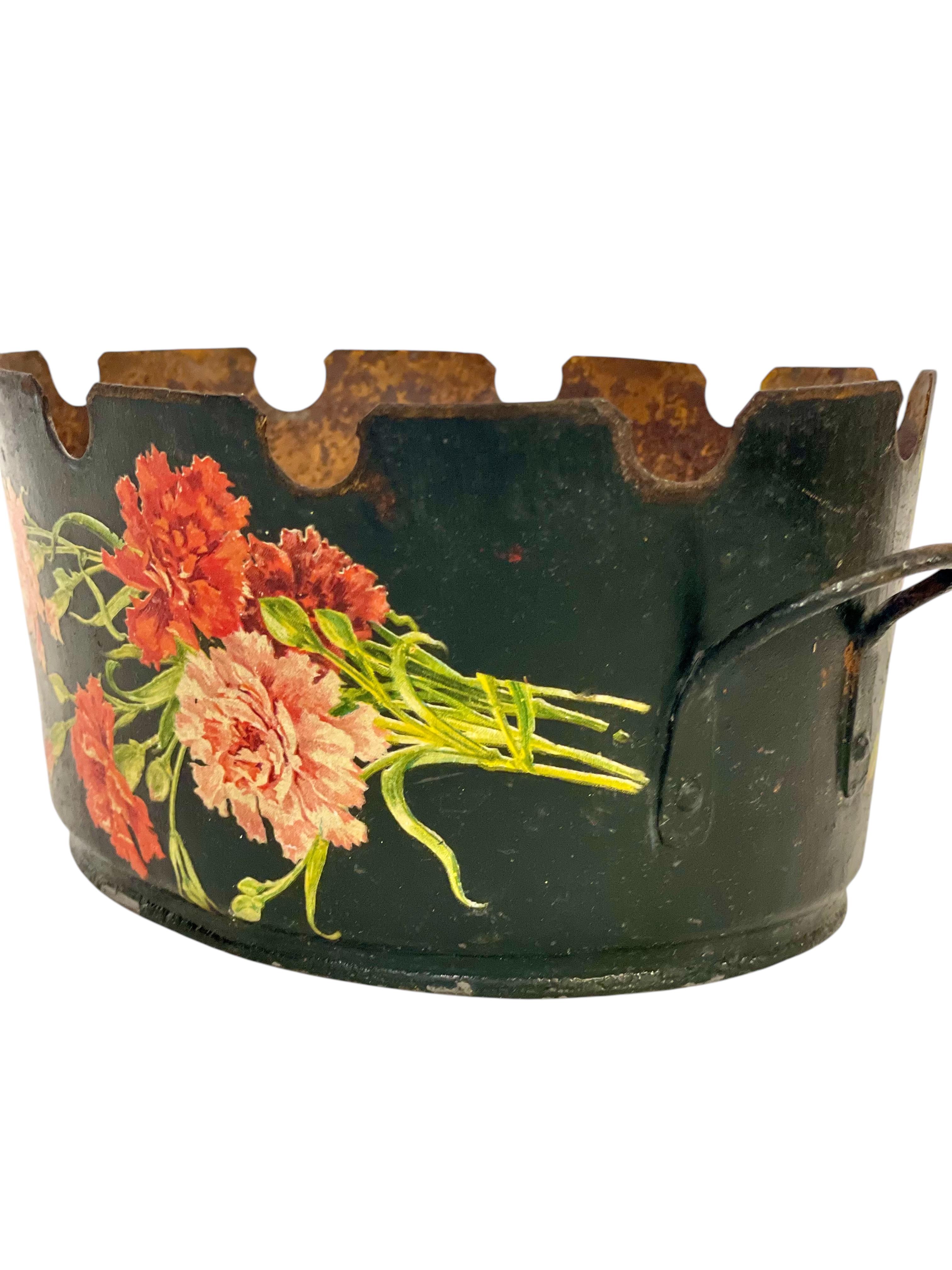 Squisito Petite Cachepot dipinto a mano del XIX secolo in vendita 3