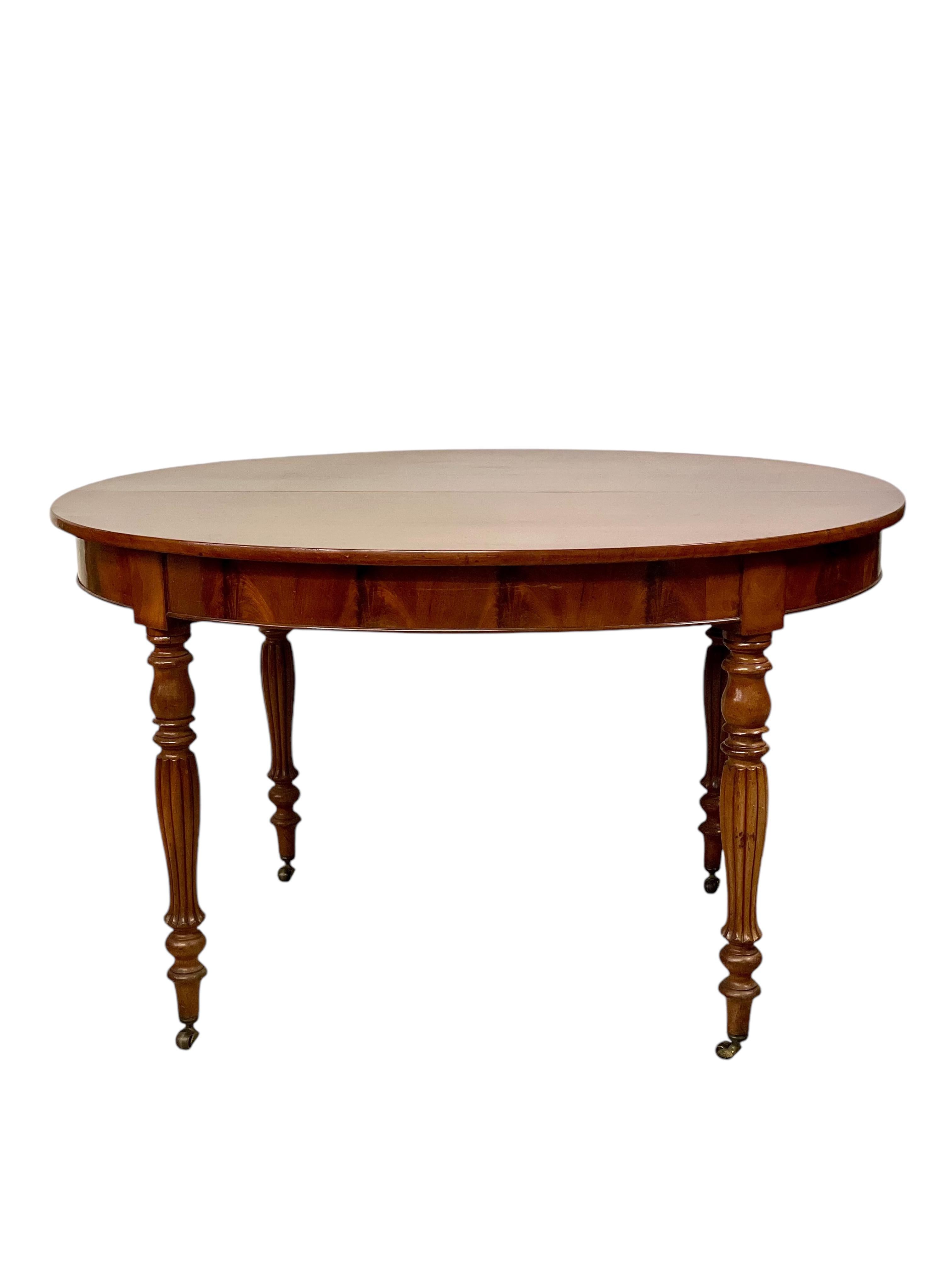 Cette exquise table de salle à manger ovale est un excellent exemple de l'artisanat français de la fin du XIXe siècle. Incarnation étonnante du style Louis Philippe, cette pièce présente les lignes épurées et les détails raffinés caractéristiques de