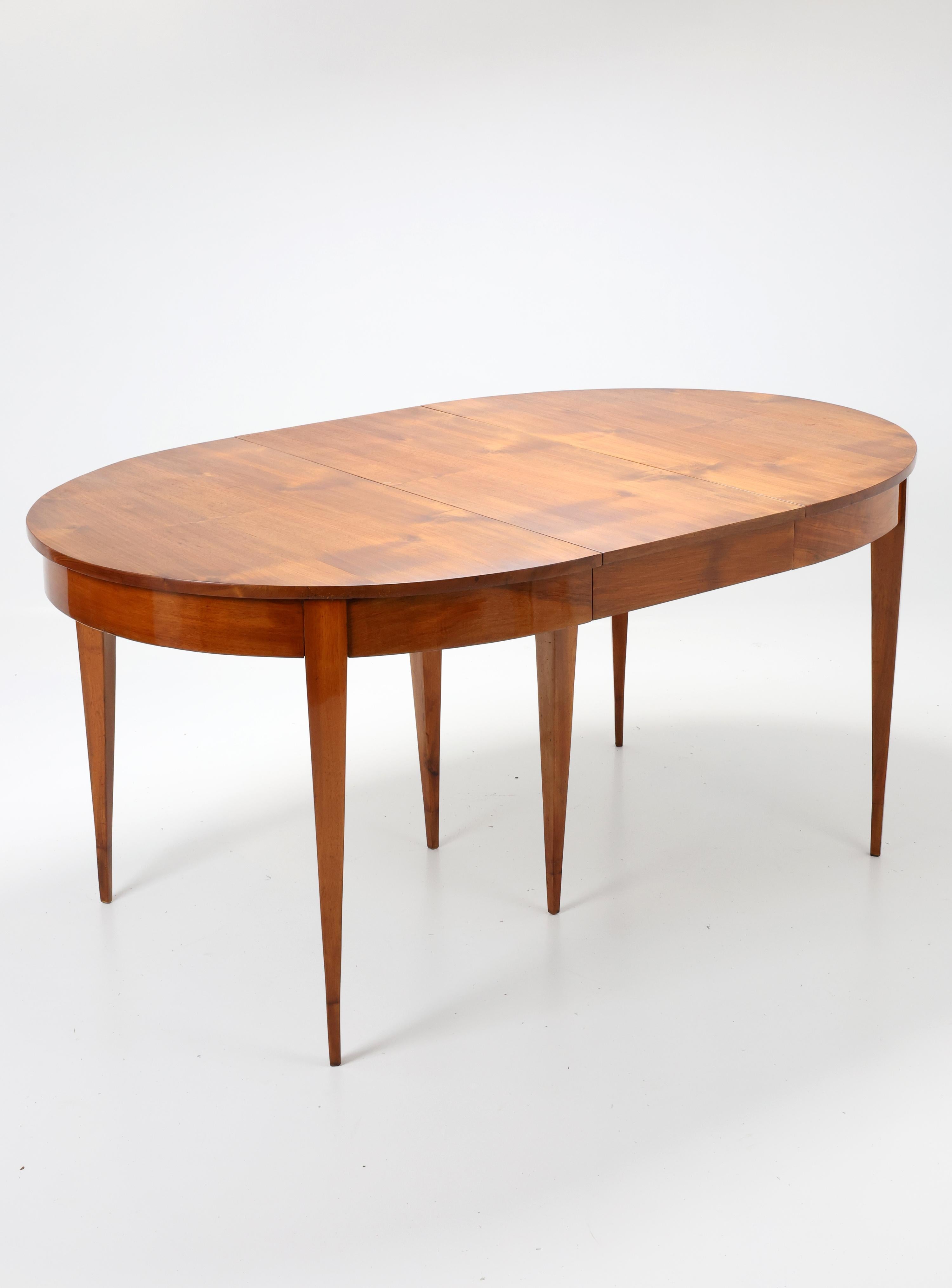 19th-Century Extendable Oval Dining Table For Sale 9