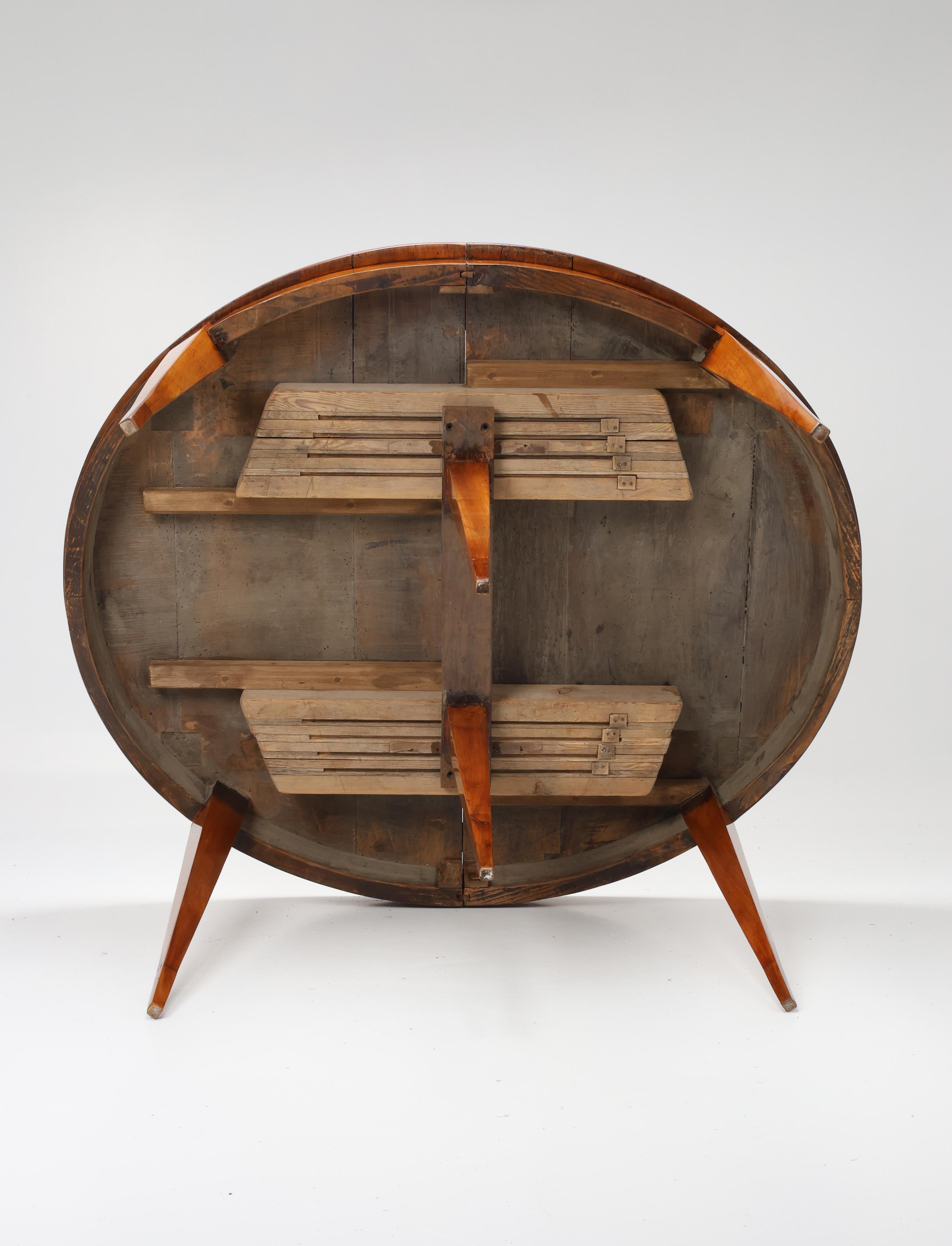 19th-Century Extendable Oval Dining Table For Sale 10