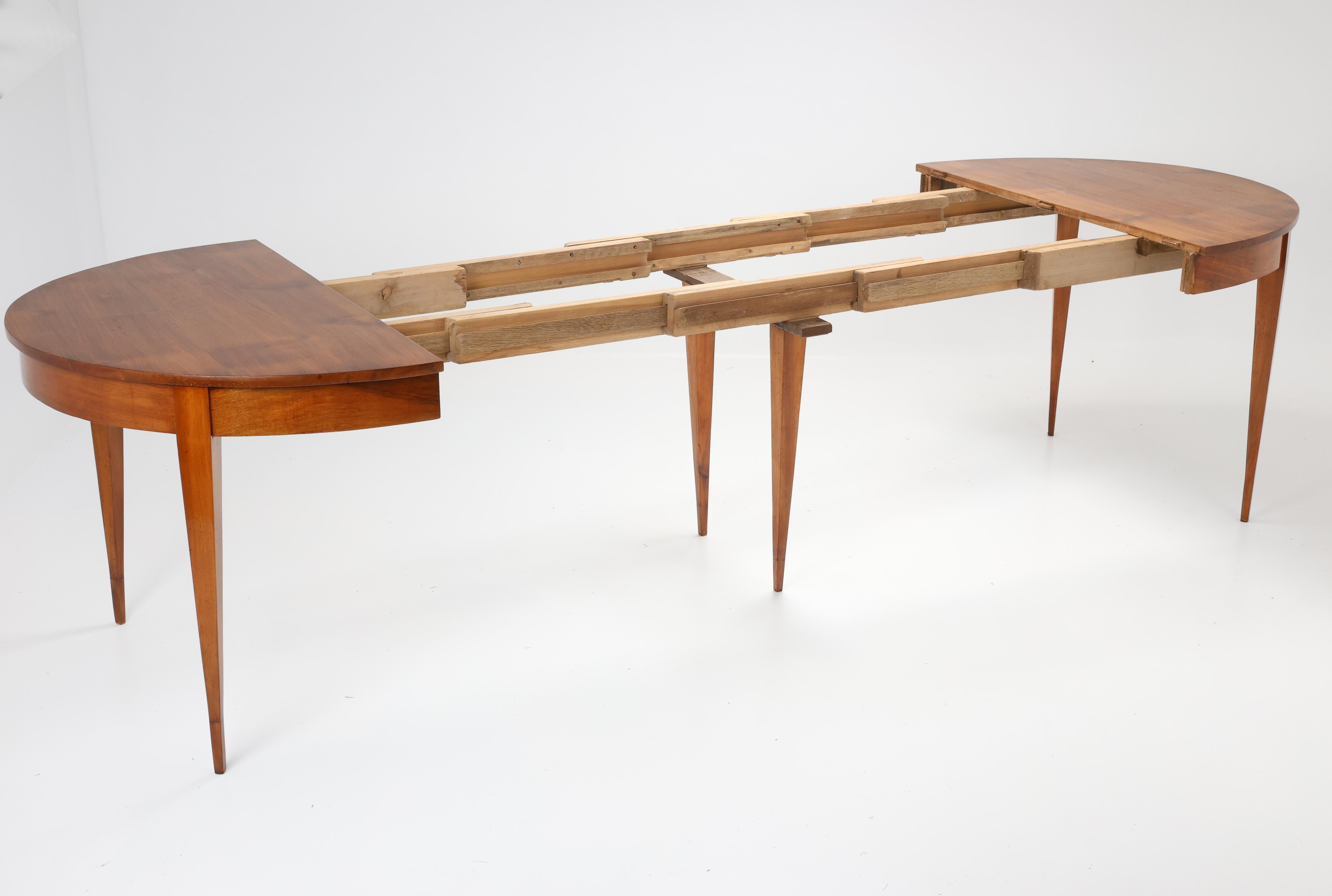 Walnut 19th-Century Extendable Oval Dining Table For Sale