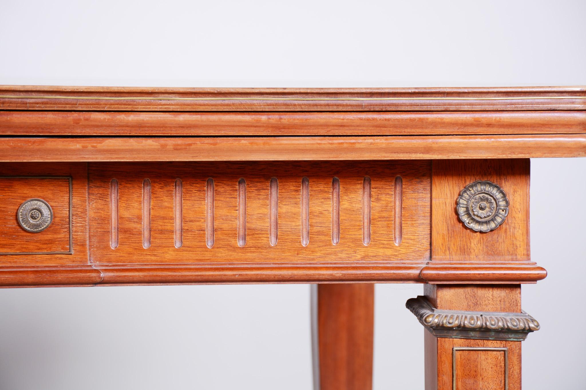 Table à rallonge du 19ème siècle, fabriquée en France, entièrement restaurée en acajou, Empire en vente 6