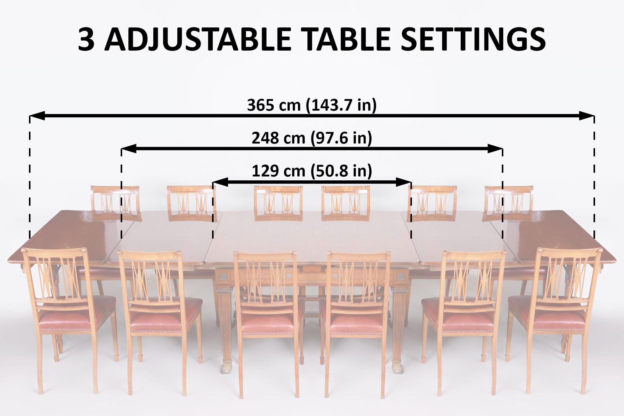 Table pliante Empire unique en son genre.
Les pieds de la table sont des pattes de lion en bronze, avec des roues sphériques en verre sur lesquelles la table se déplace.
La table est conçue pour accueillir jusqu'à 14 personnes !

Il est