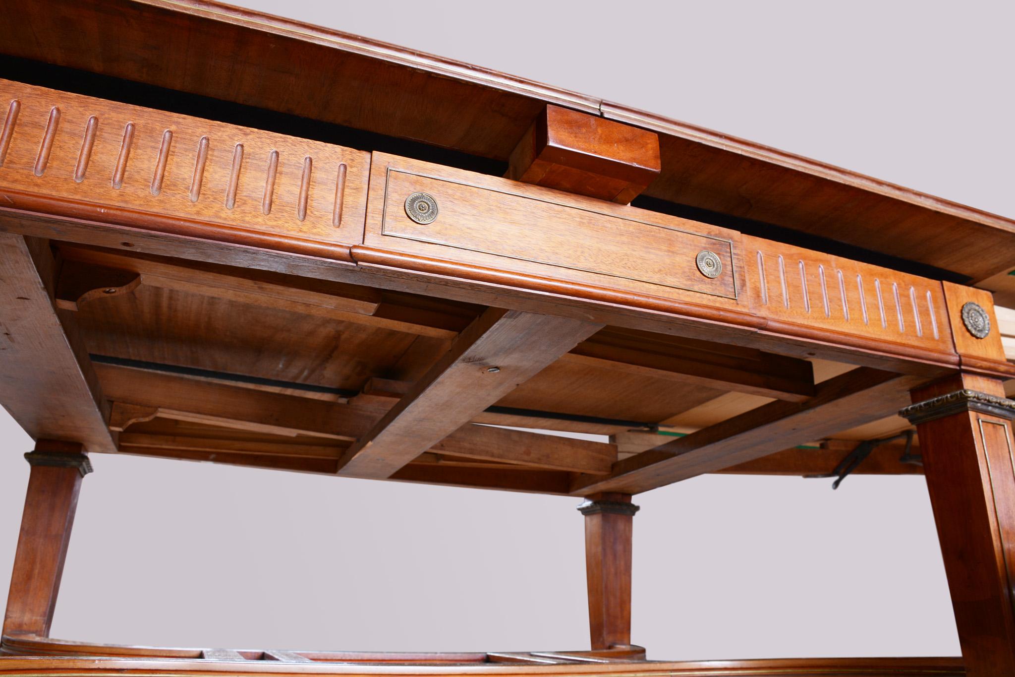 Table à rallonge du 19ème siècle, fabriquée en France, entièrement restaurée en acajou, Empire en vente 1