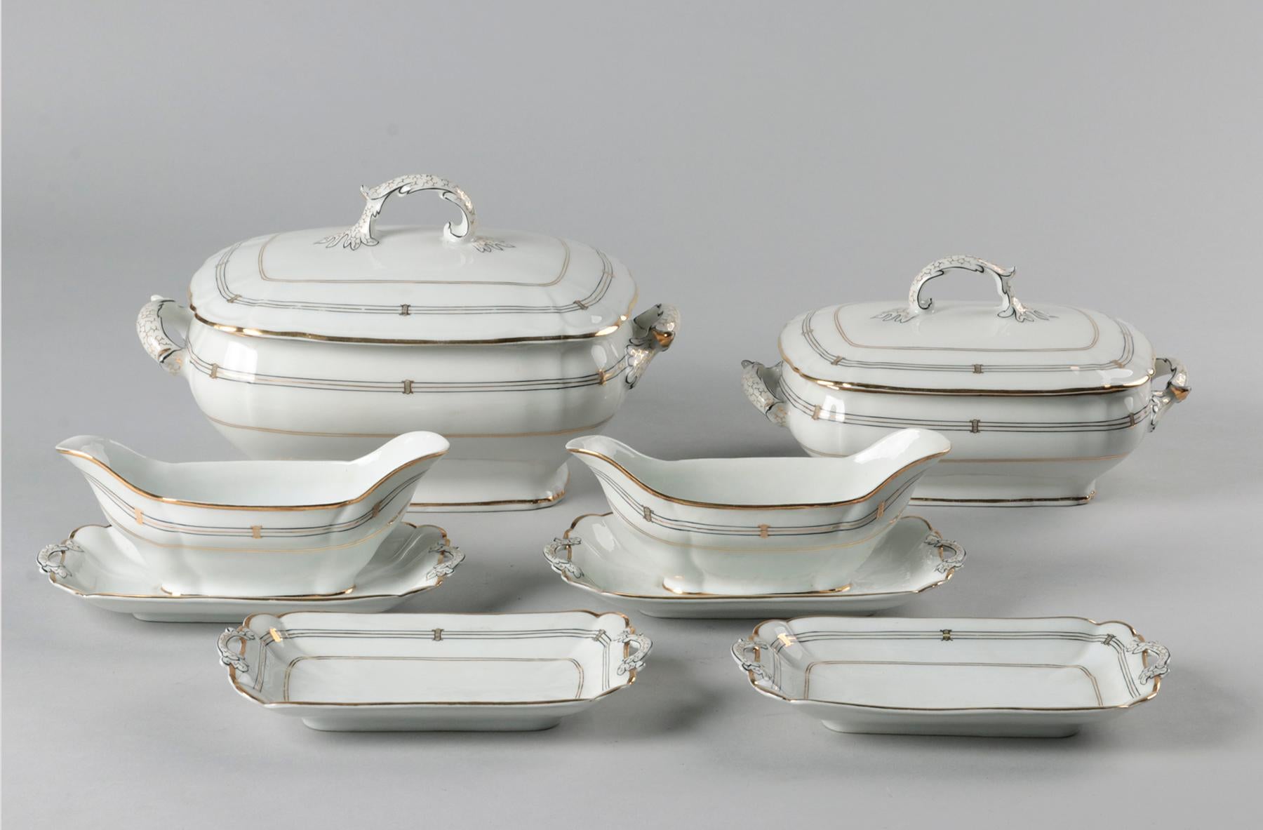 19th Century Extensive Porcelain Dining Service 'Vieux Paris' 5