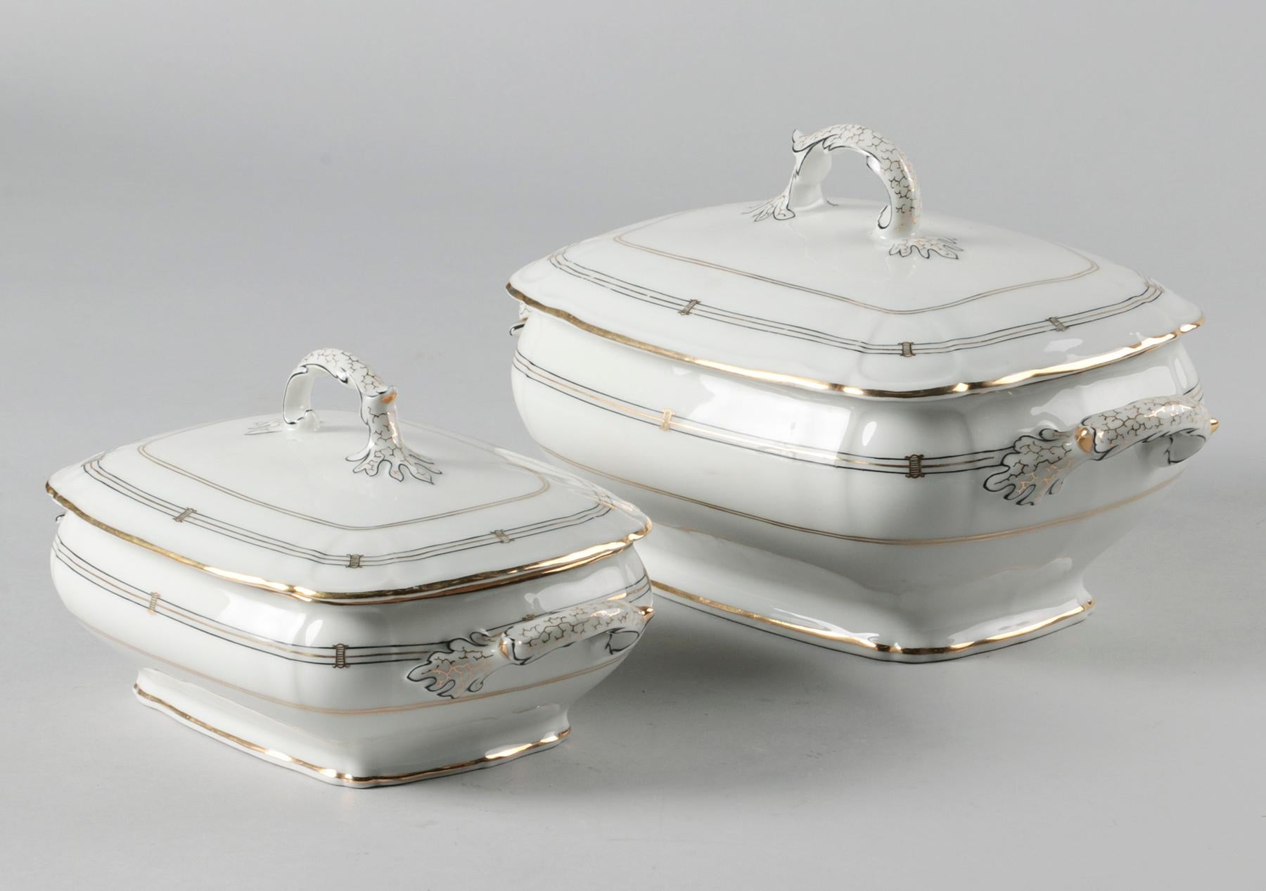 19th Century Extensive Porcelain Dining Service 'Vieux Paris' 6