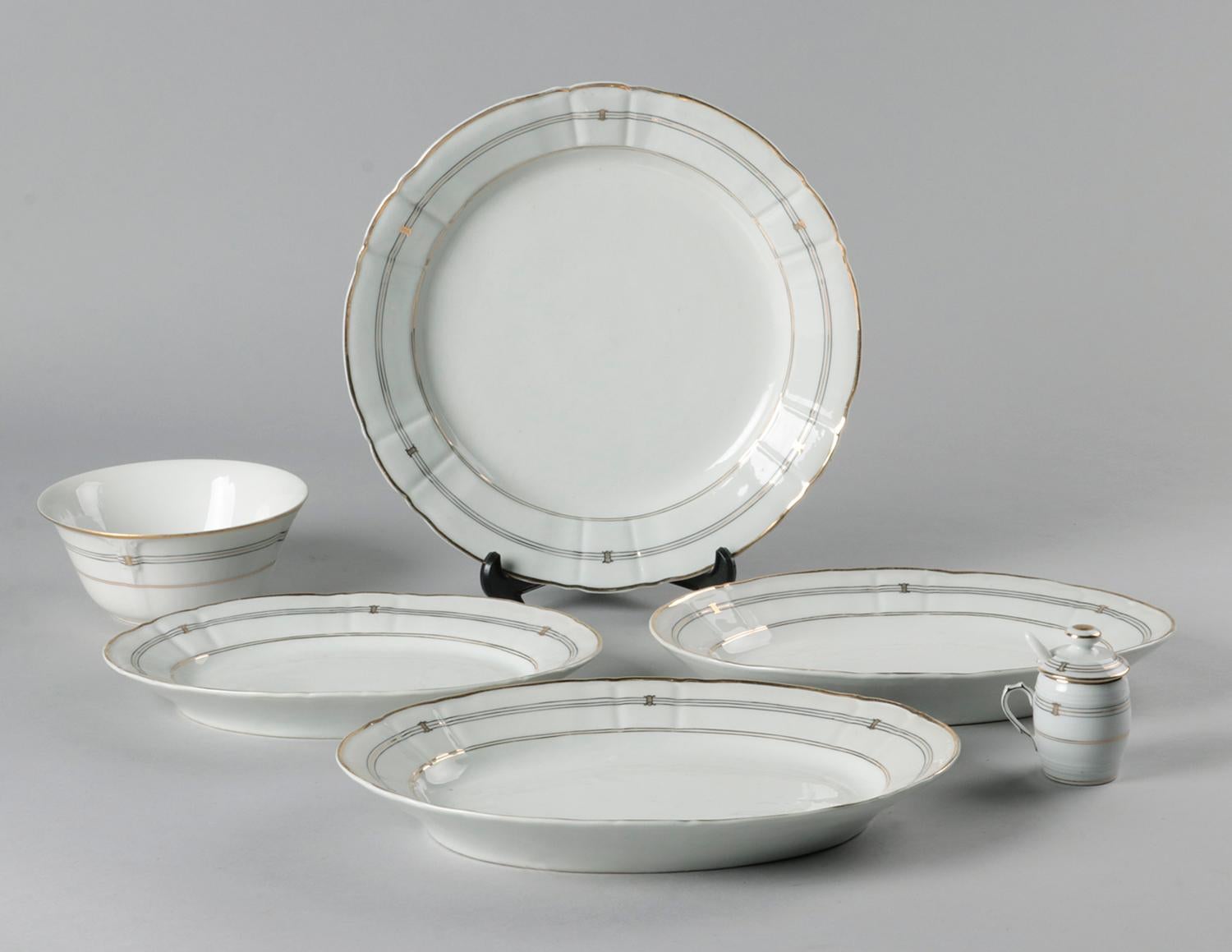 19th Century Extensive Porcelain Dining Service 'Vieux Paris' 8